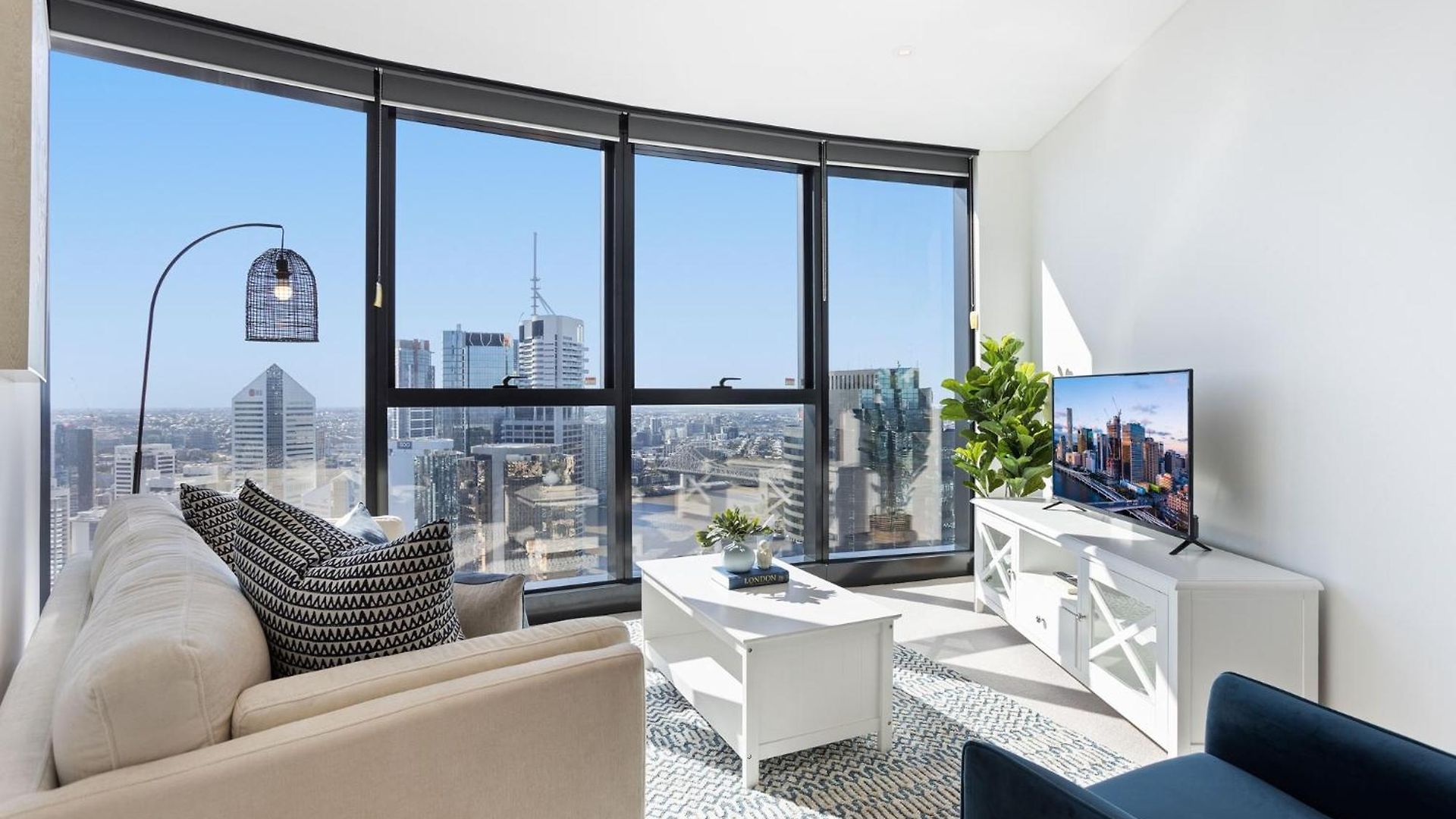 52nd Floor With Panoramic Views Of *