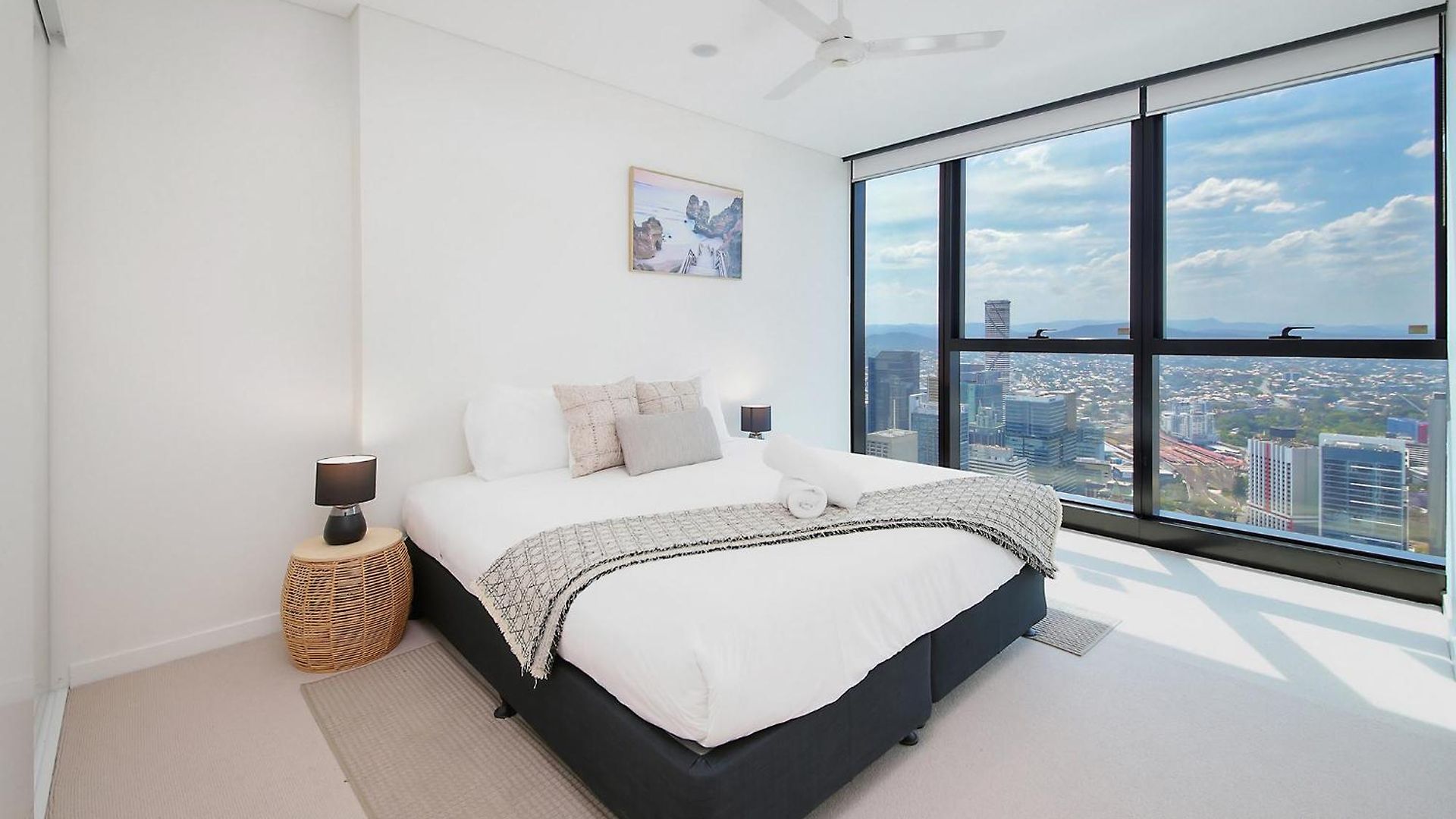 Panoramic 3-bedroom Skyscape With Free Parking Apartment
