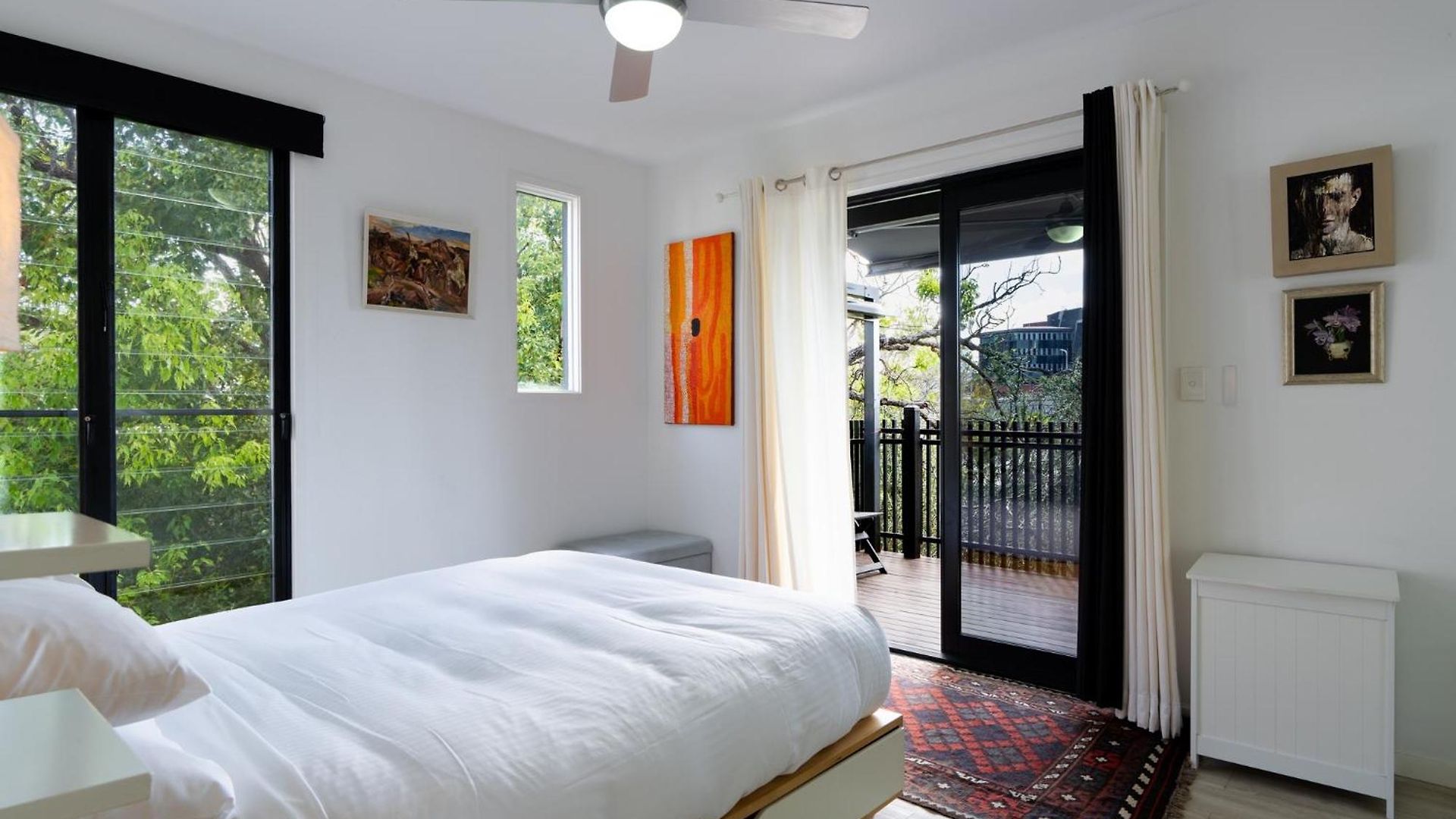 Sophisticated 2-bed With Alfresco Dining Apartment
