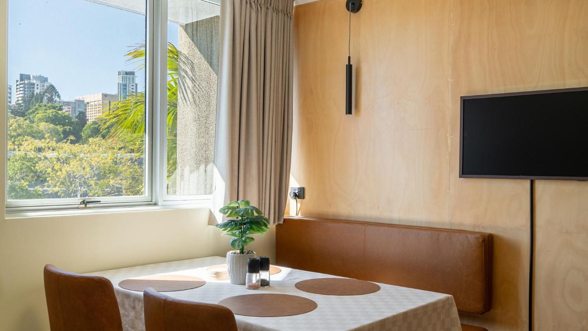 Apartment Quirky Cbd With Pool Sauna And Balcony