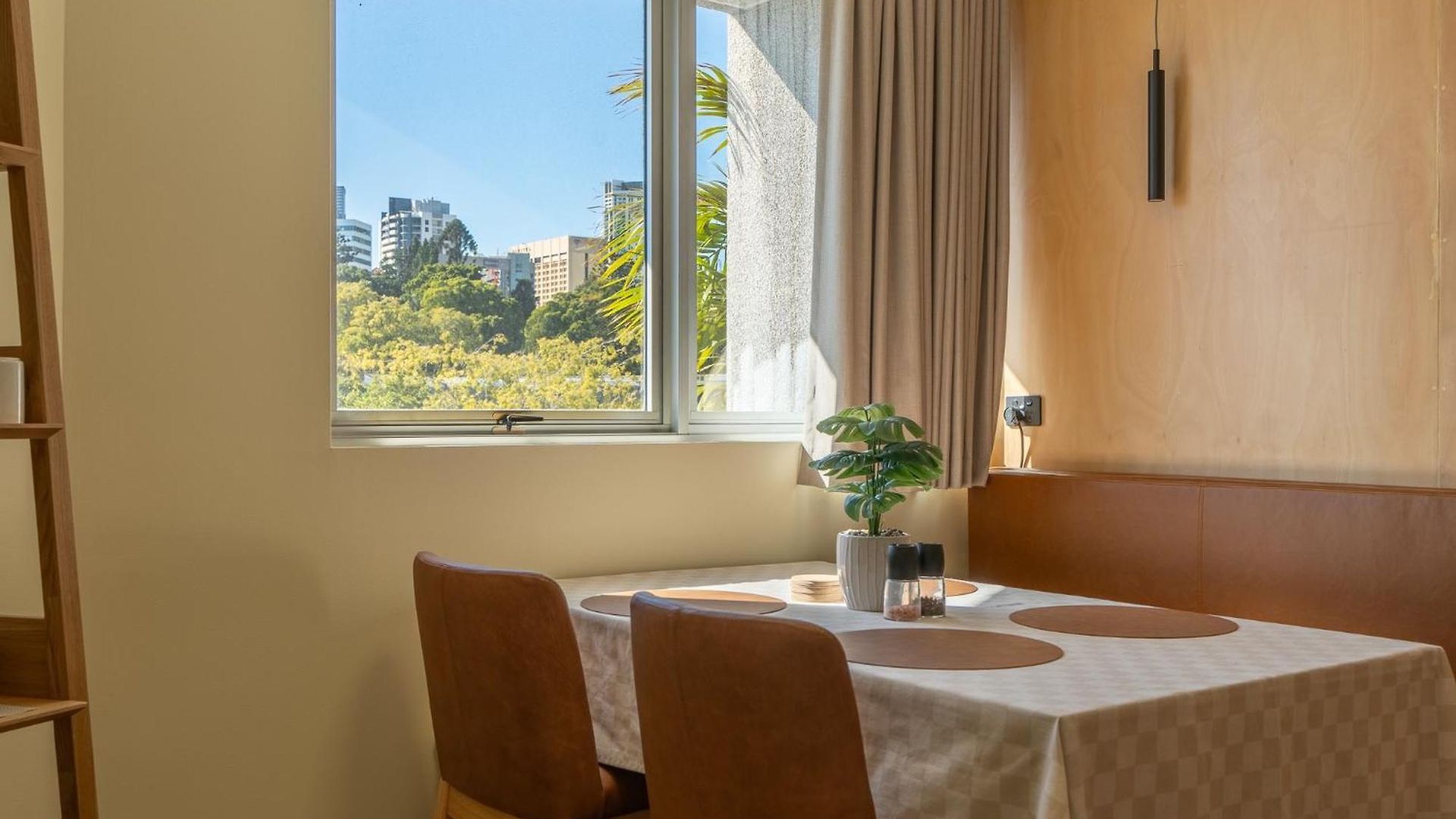 Quirky Cbd With Pool Sauna And Balcony Apartment *
