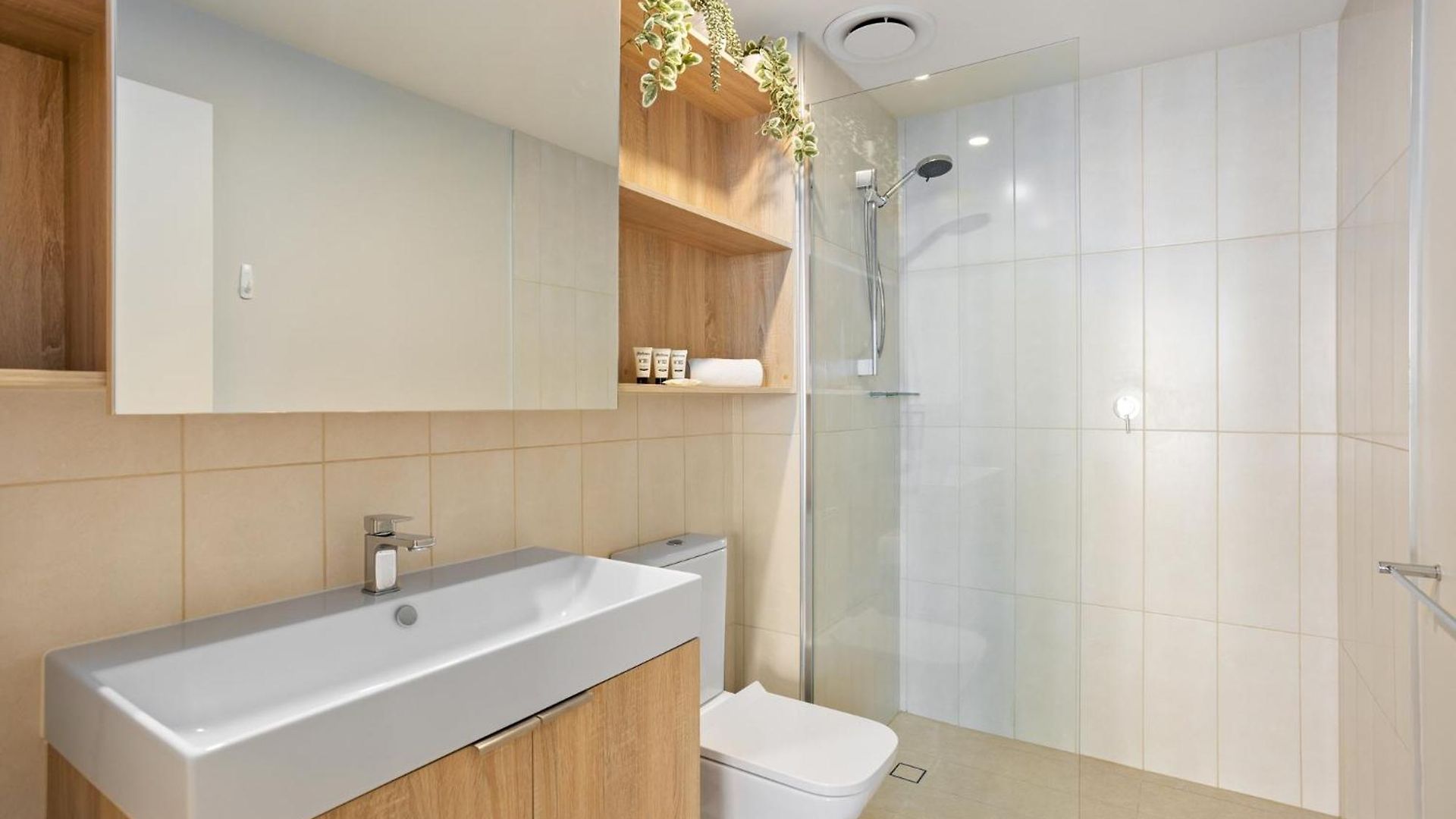 Cosy 1-bed With River Views Pool Gym & Bbq Apartment *