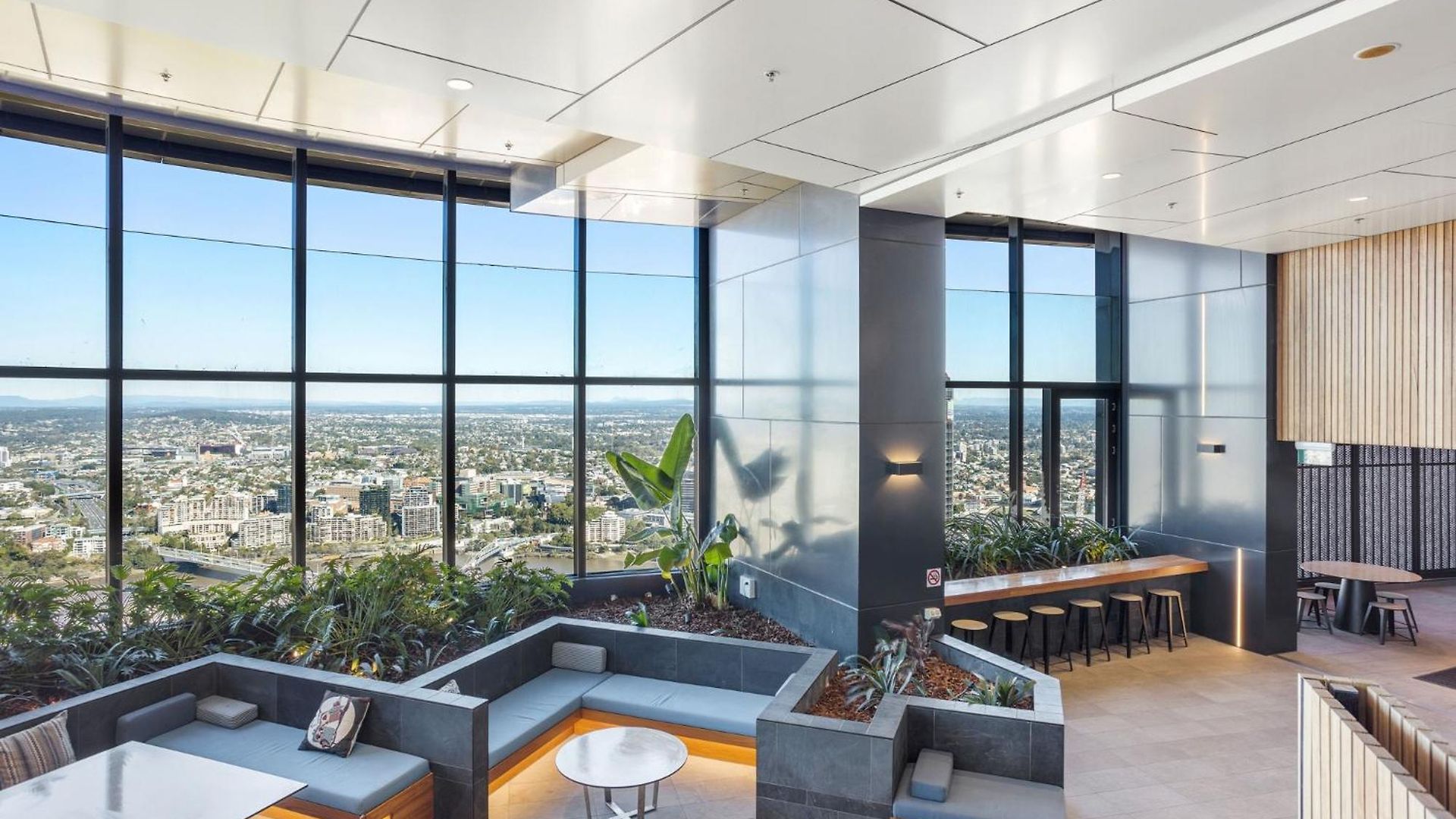 52nd Floor With Panoramic Views Of Apartment *
