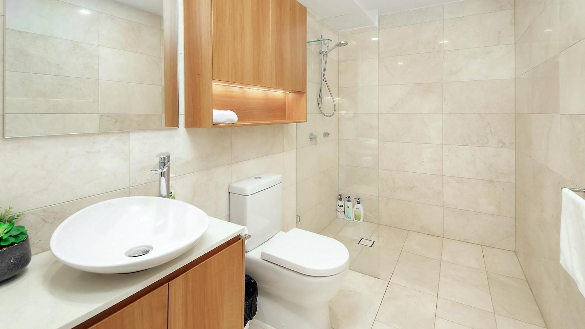 Panoramic 3-bedroom Skyscape With Free Parking Apartment *