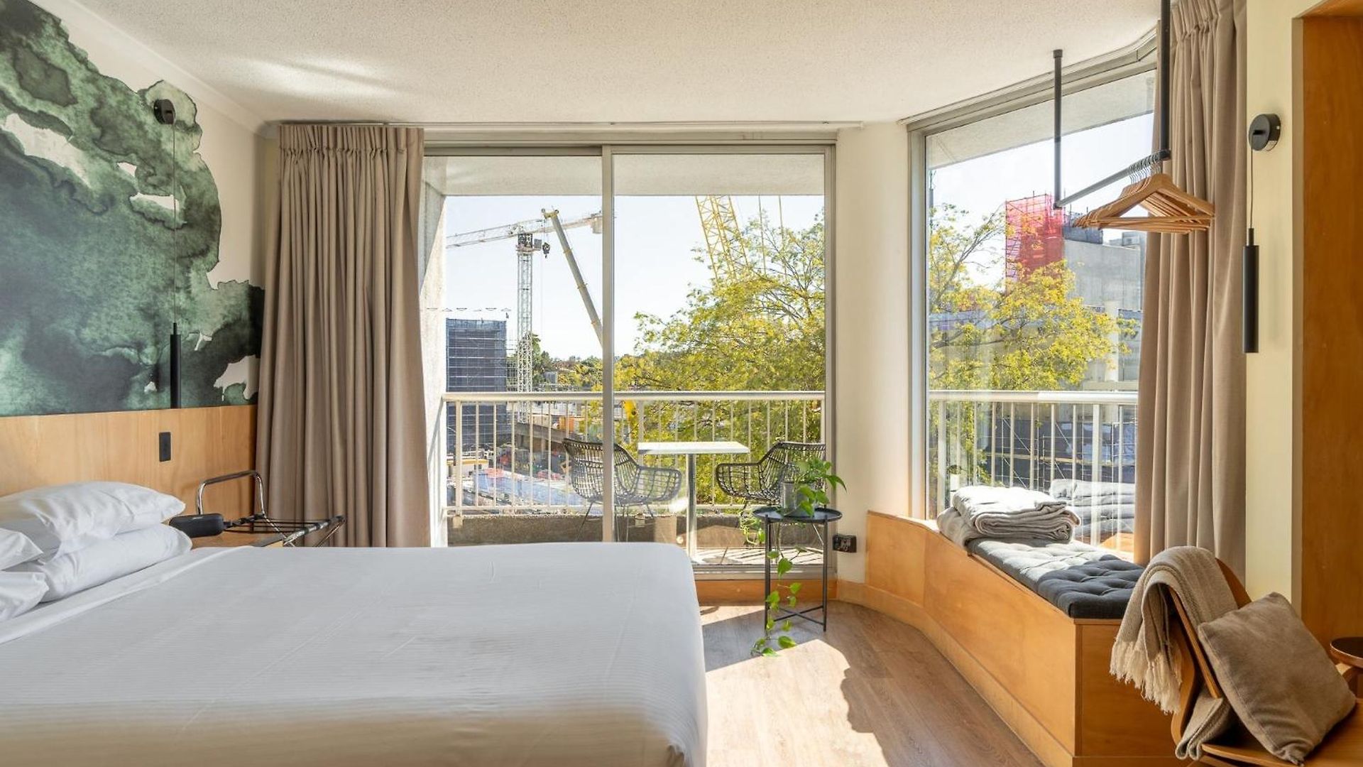 Quirky Cbd With Pool Sauna And Balcony
