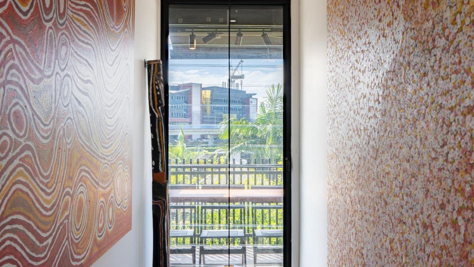 Sophisticated 2-bed With Alfresco Dining Apartment