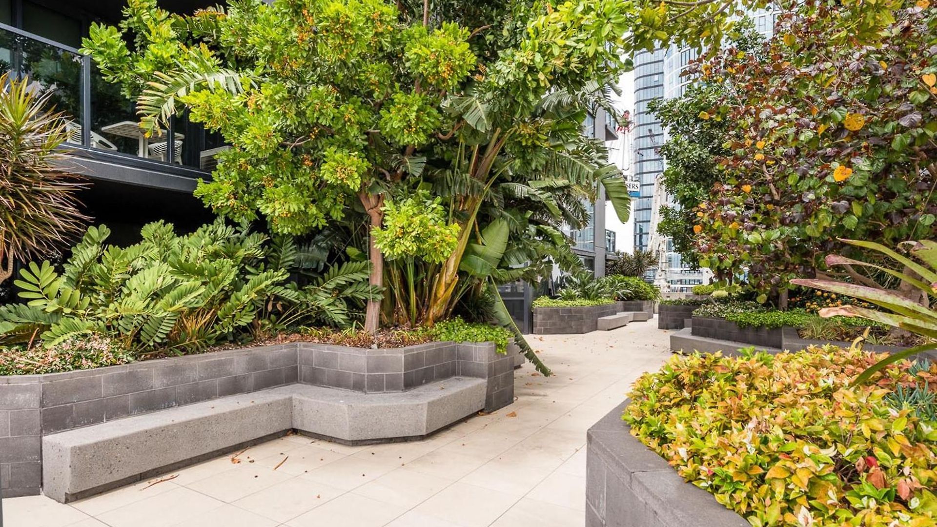 Impeccable 2-bed With Pool & Outdoor Dining *