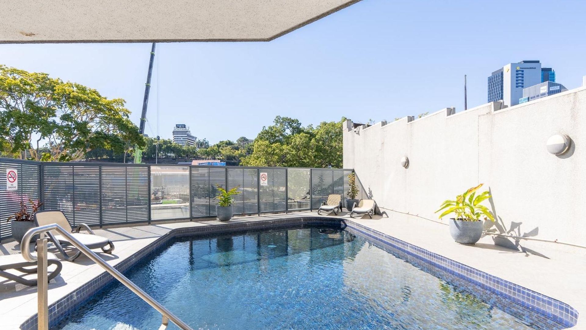 Quirky Cbd With Pool Sauna And Balcony Apartment *