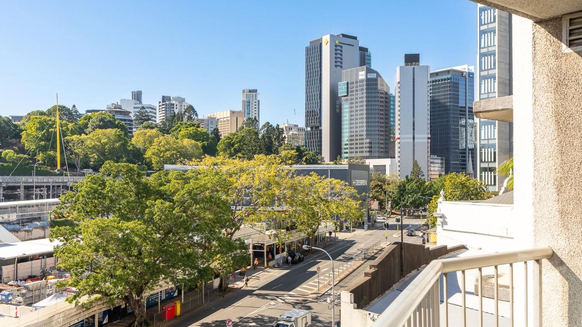 Apartment Quirky Cbd With Pool Sauna And Balcony