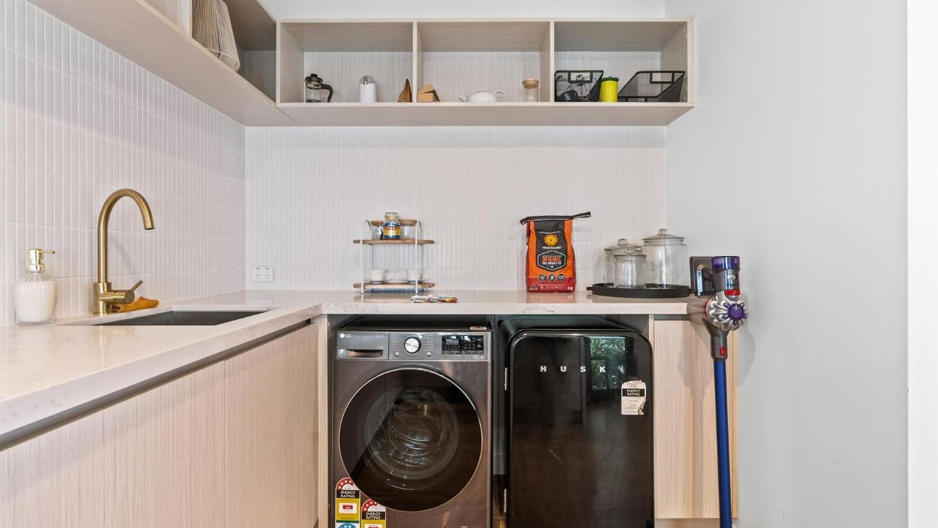 Deluxe 4-bed With Pool & Fire Pit Holiday home Brisbane