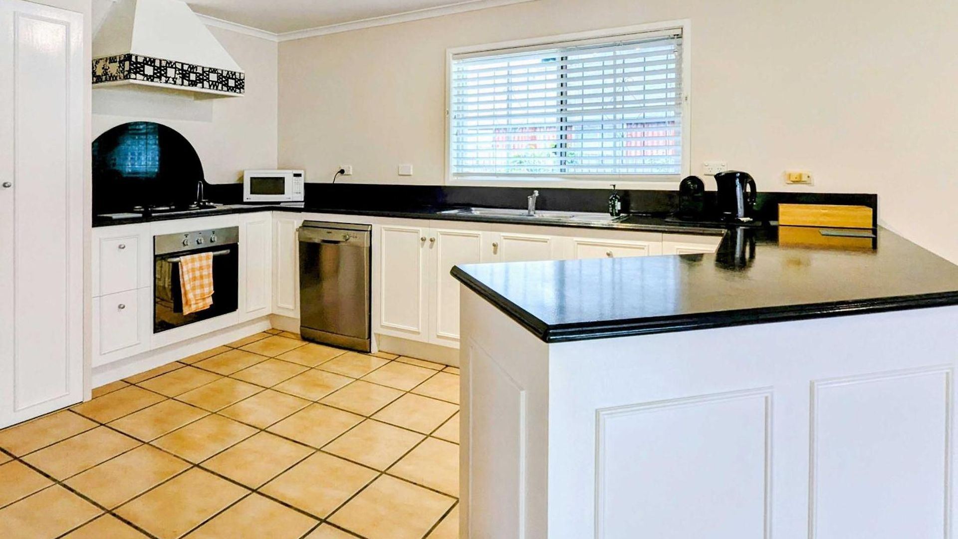 Stylish New Farm Retreat W Parking Walk Cafes & River