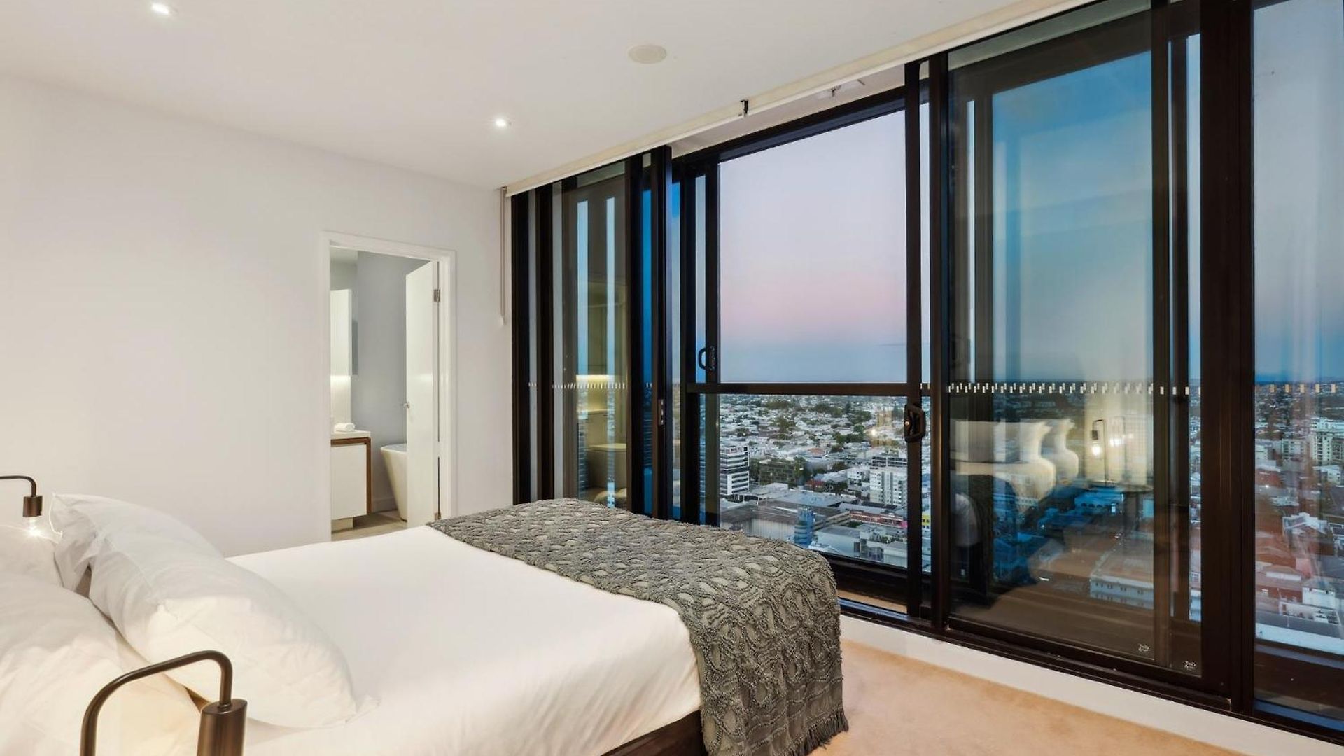 Fortitude Valley 3-bed, Floor And Bridge View Apartment