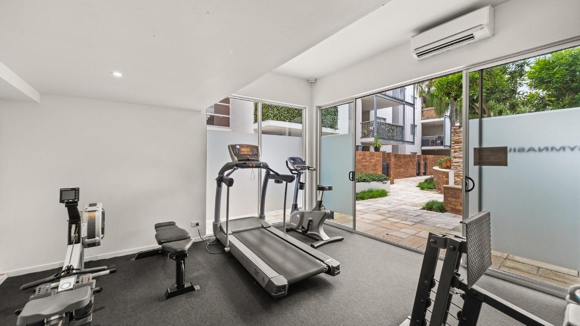 Vibrant 2-bed With Pool And Gym Access