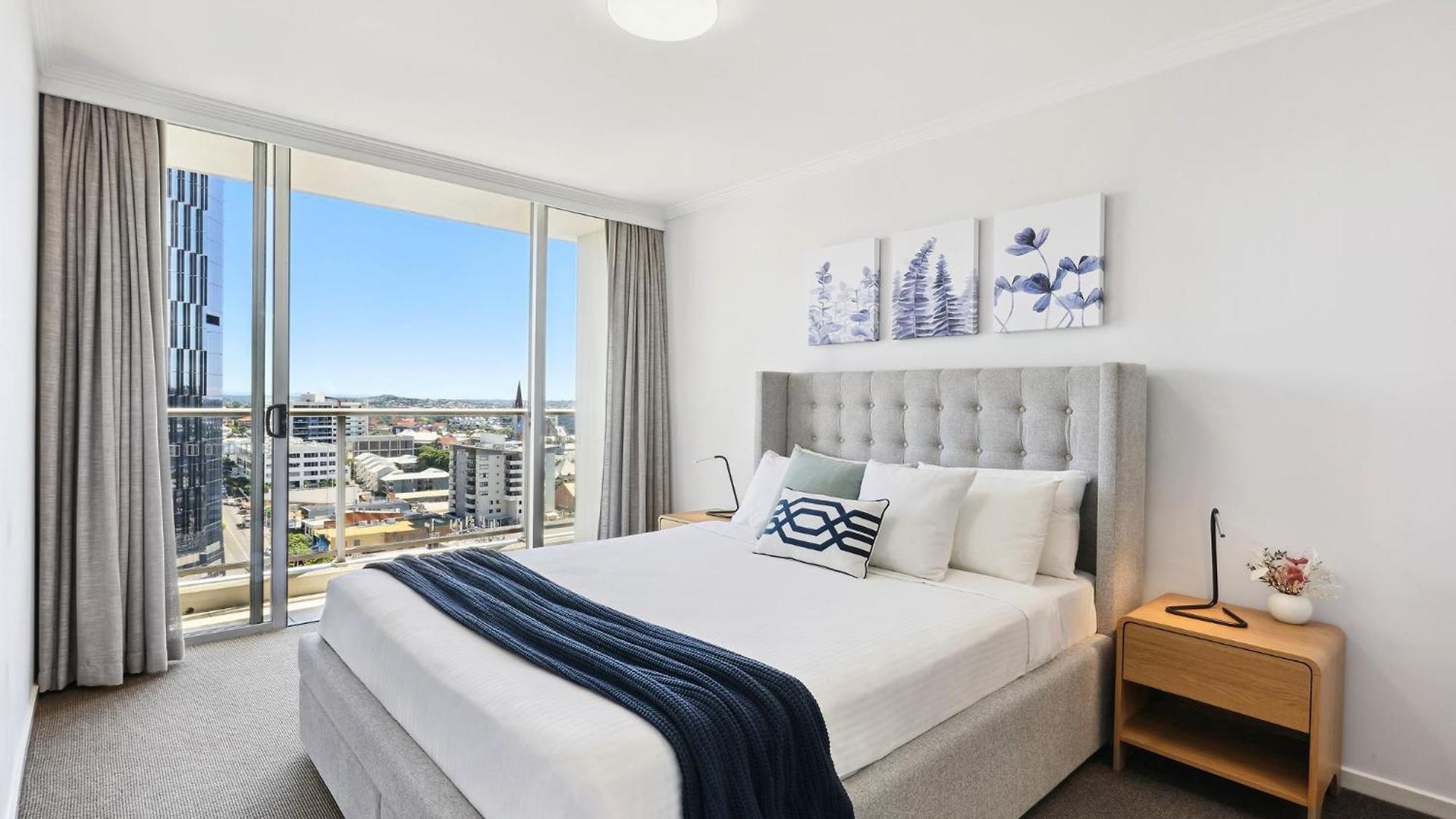 Apartment 2-bed Abode With Swimming Pool Gym & Views *