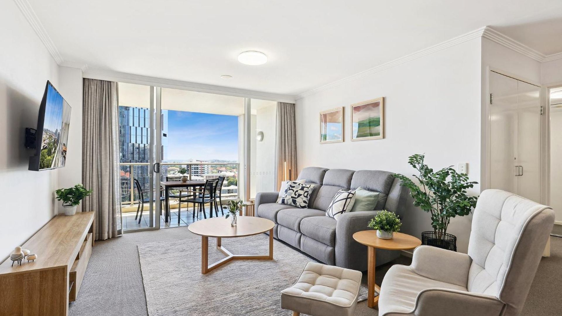 Apartment 2-bed Abode With Swimming Pool Gym & Views *