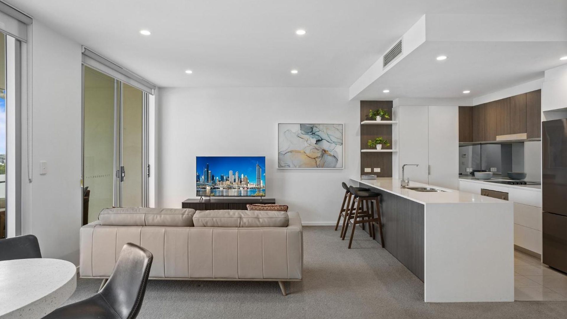 Apartment Sleek 2-bed With Balcony And Communal Bbq Area *