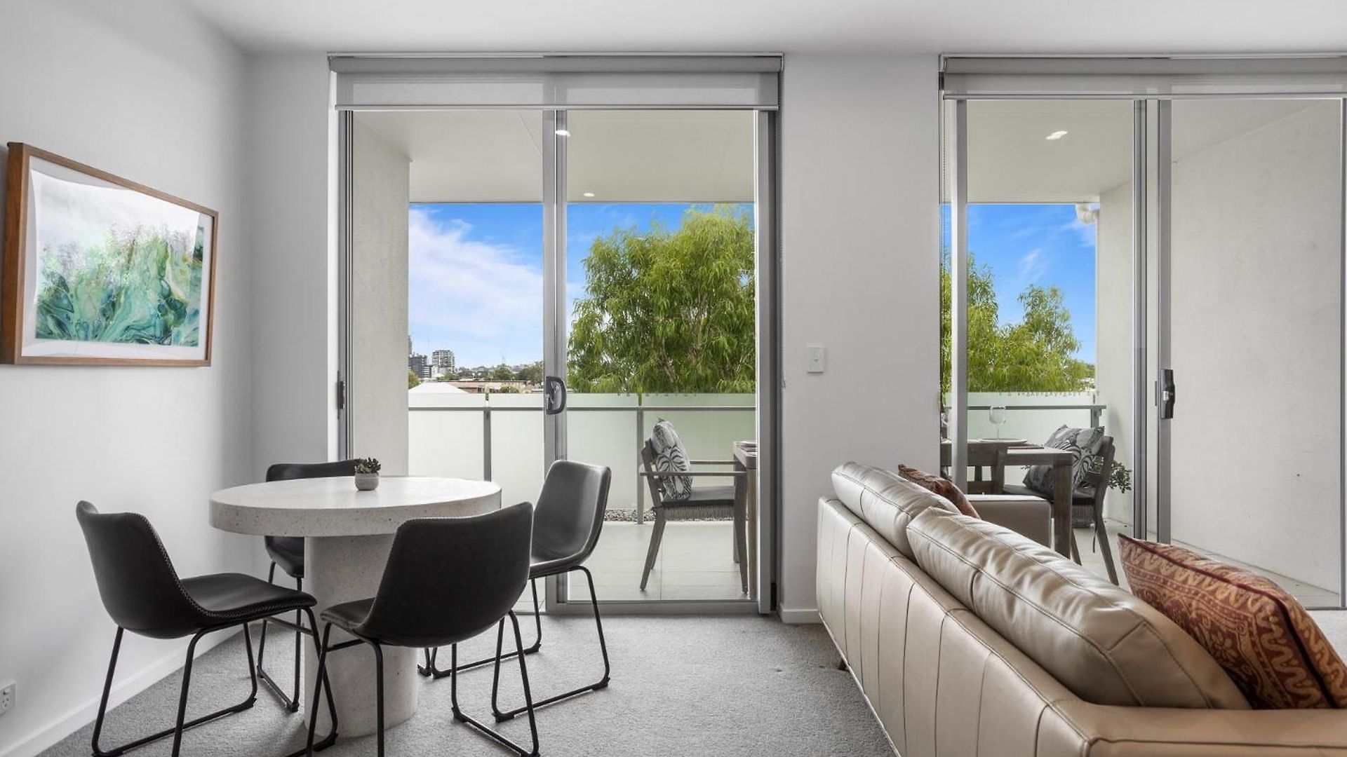 Sleek 2-bed With Balcony And Communal Bbq Area Brisbane