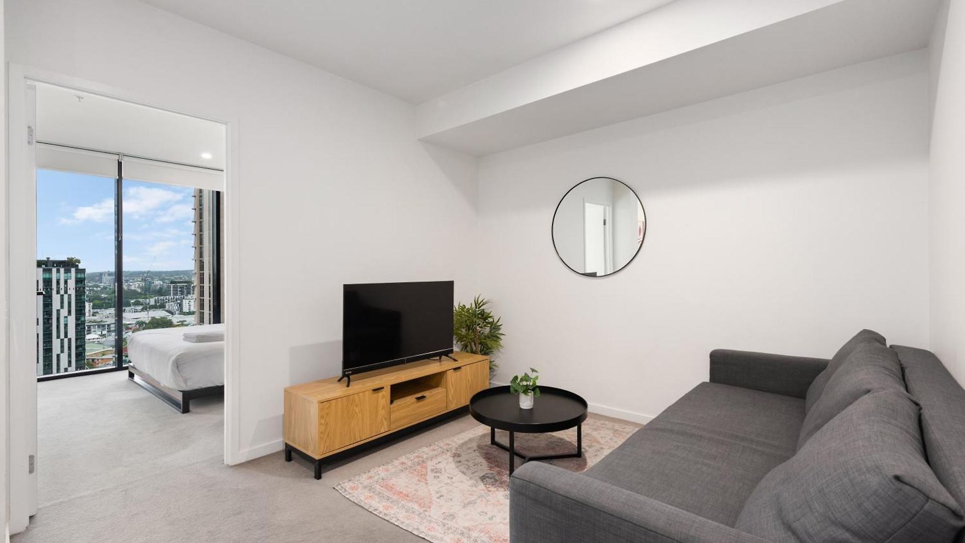 Stunning Views, Location, King Bed, Gym, Pool Apartment