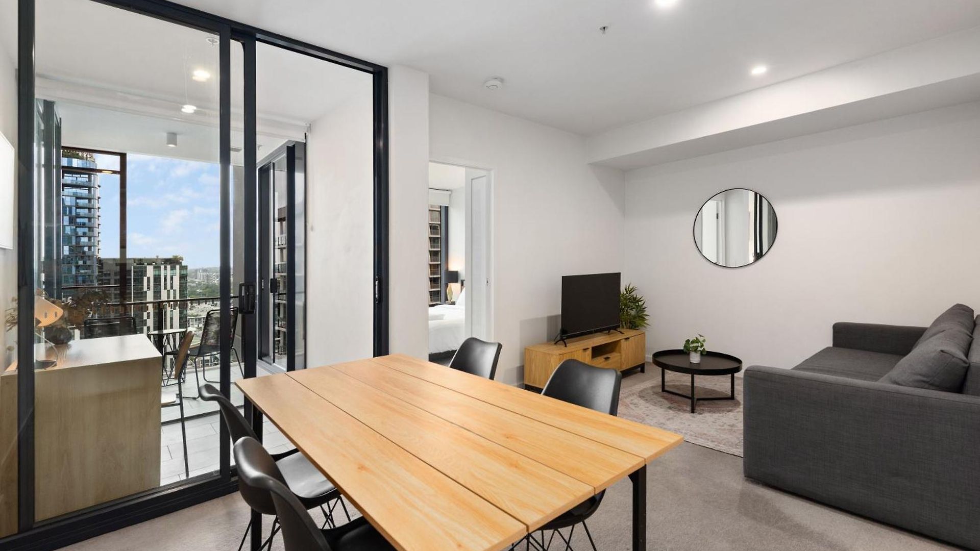 Stunning Views, Location, King Bed, Gym, Pool Apartment *