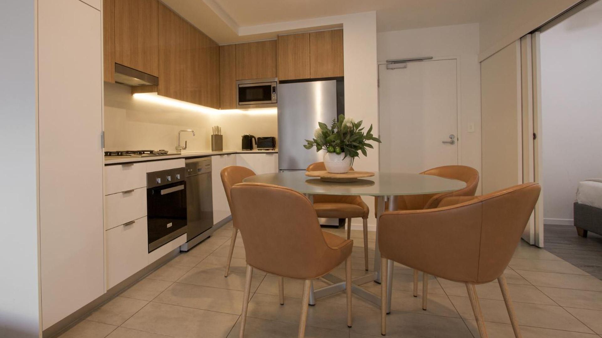 Spacious 2 Bedroom In Apartment *