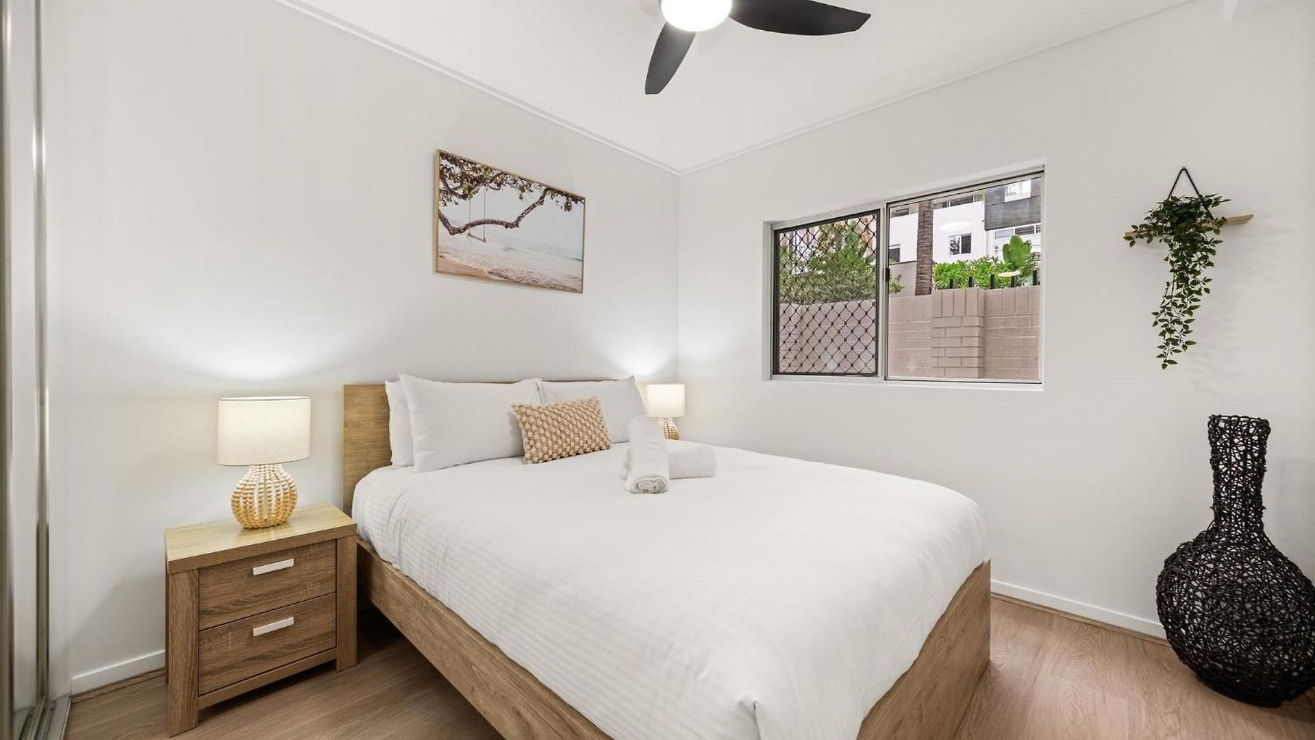 Vibrant 2-bed With Pool And Gym Access *