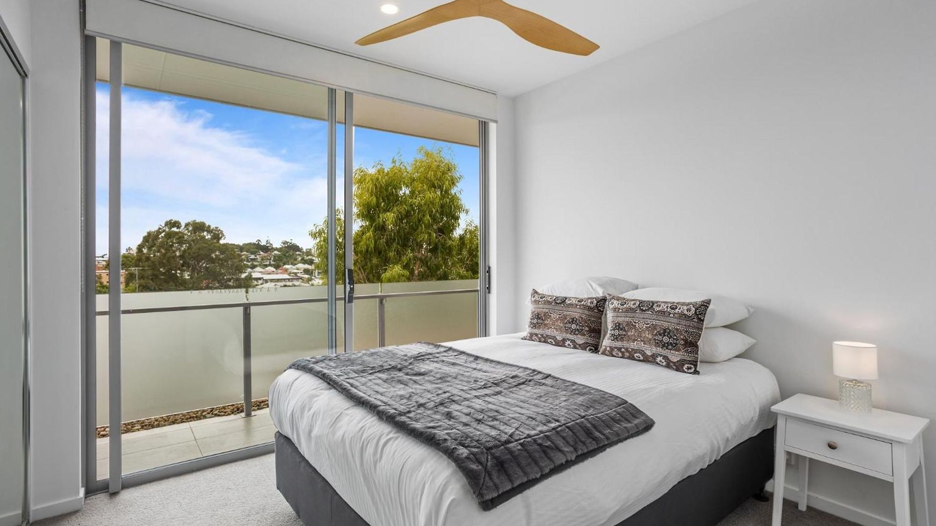 Sleek 2-bed With Balcony And Communal Bbq Area Apartment Brisbane