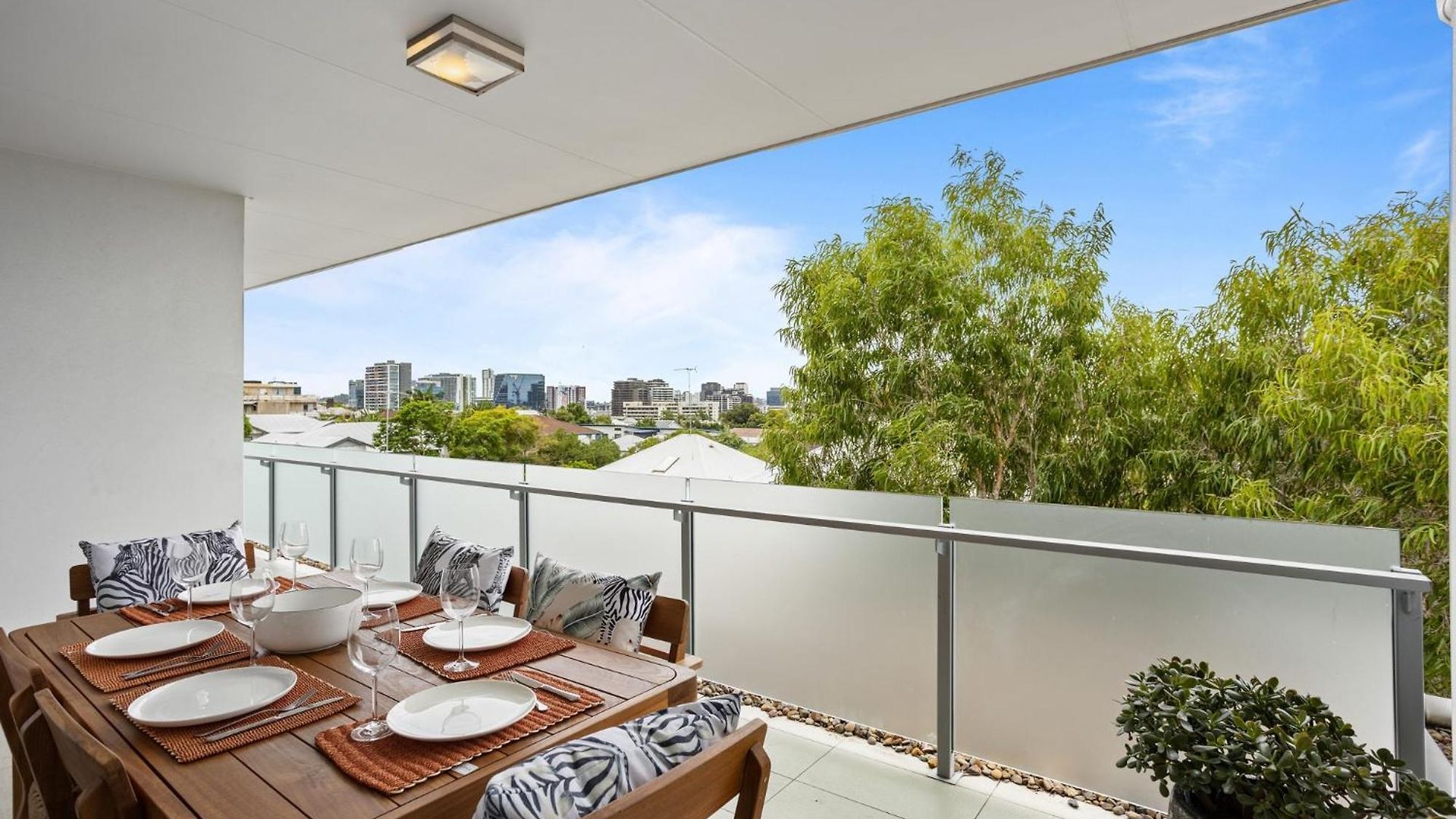 Sleek 2-bed With Balcony And Communal Bbq Area Apartment