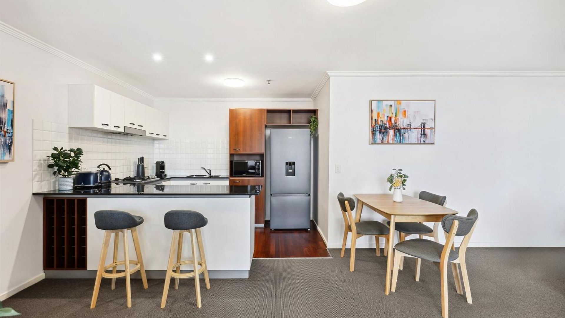 2-bed Abode With Swimming Pool Gym & Views Apartment Brisbane