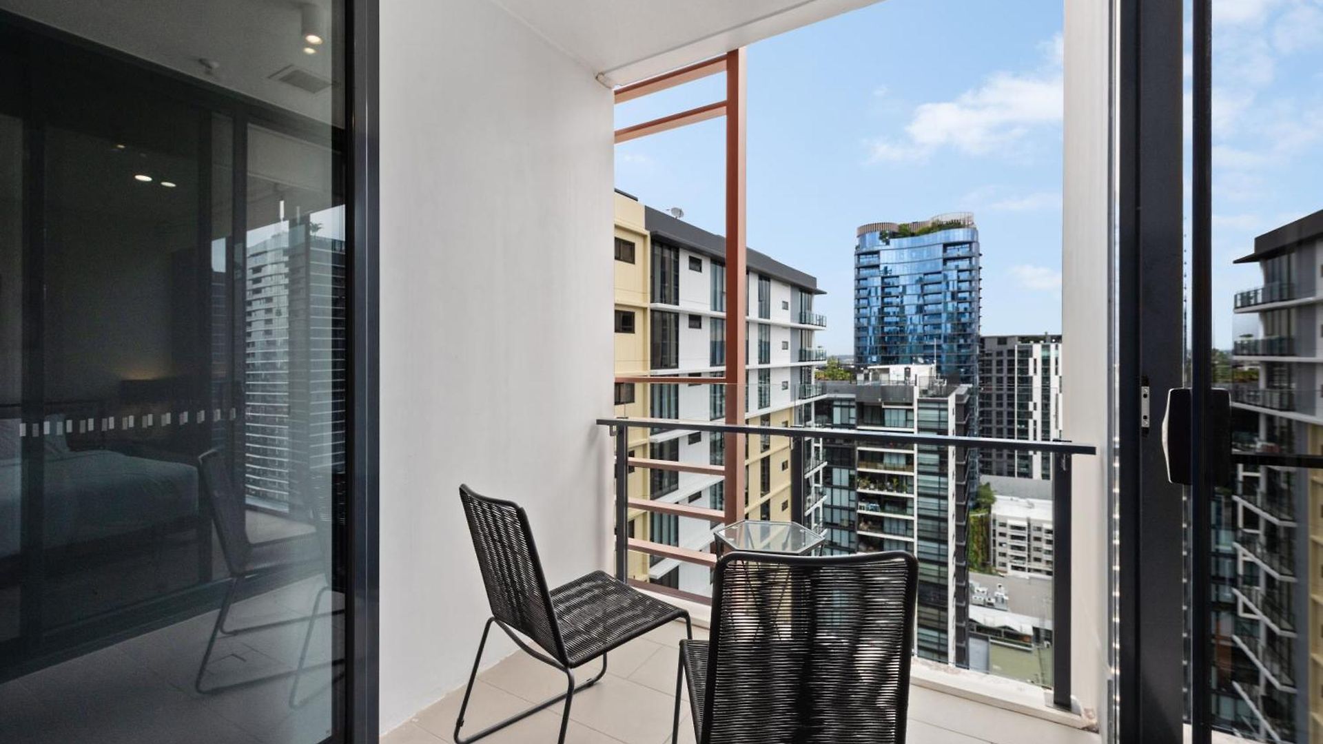 Apartment Stunning Views, Location, King Bed, Gym, Pool *