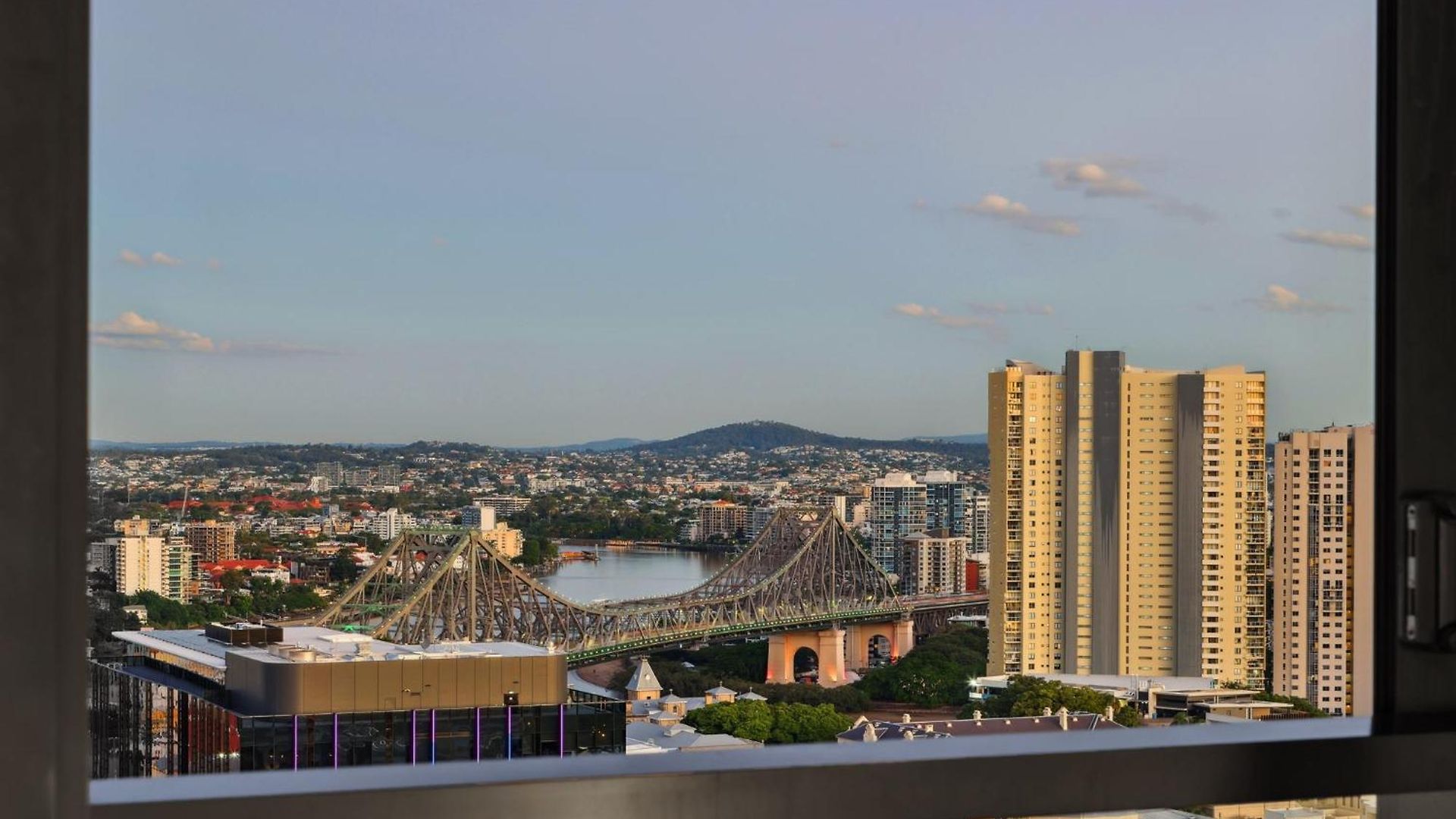 Fortitude Valley 3-bed, Floor And Bridge View