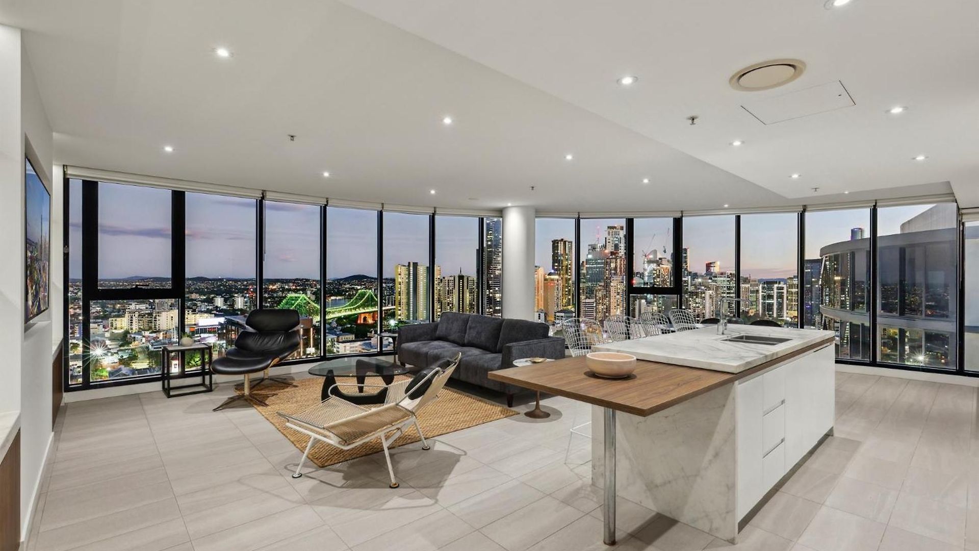 Fortitude Valley 3-bed, Floor And Bridge View Brisbane