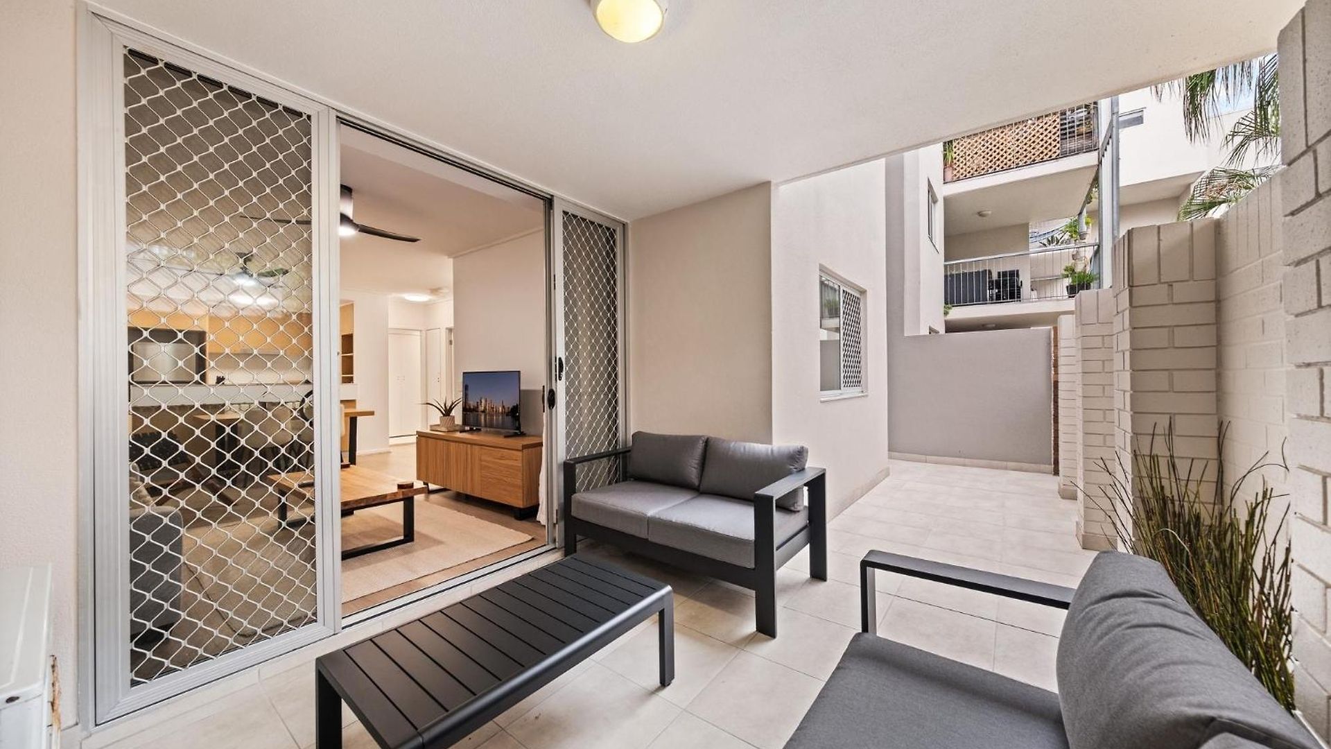 Apartment Vibrant 2-bed With Pool And Gym Access *