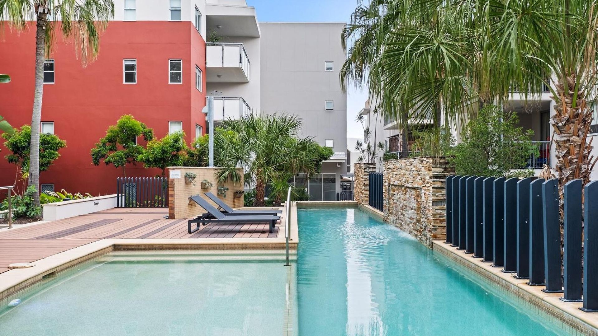 Apartment Vibrant 2-bed With Pool And Gym Access