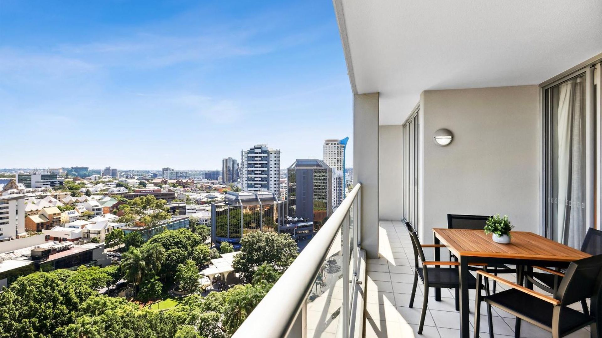 Apartment 2-bed Abode With Swimming Pool Gym & Views