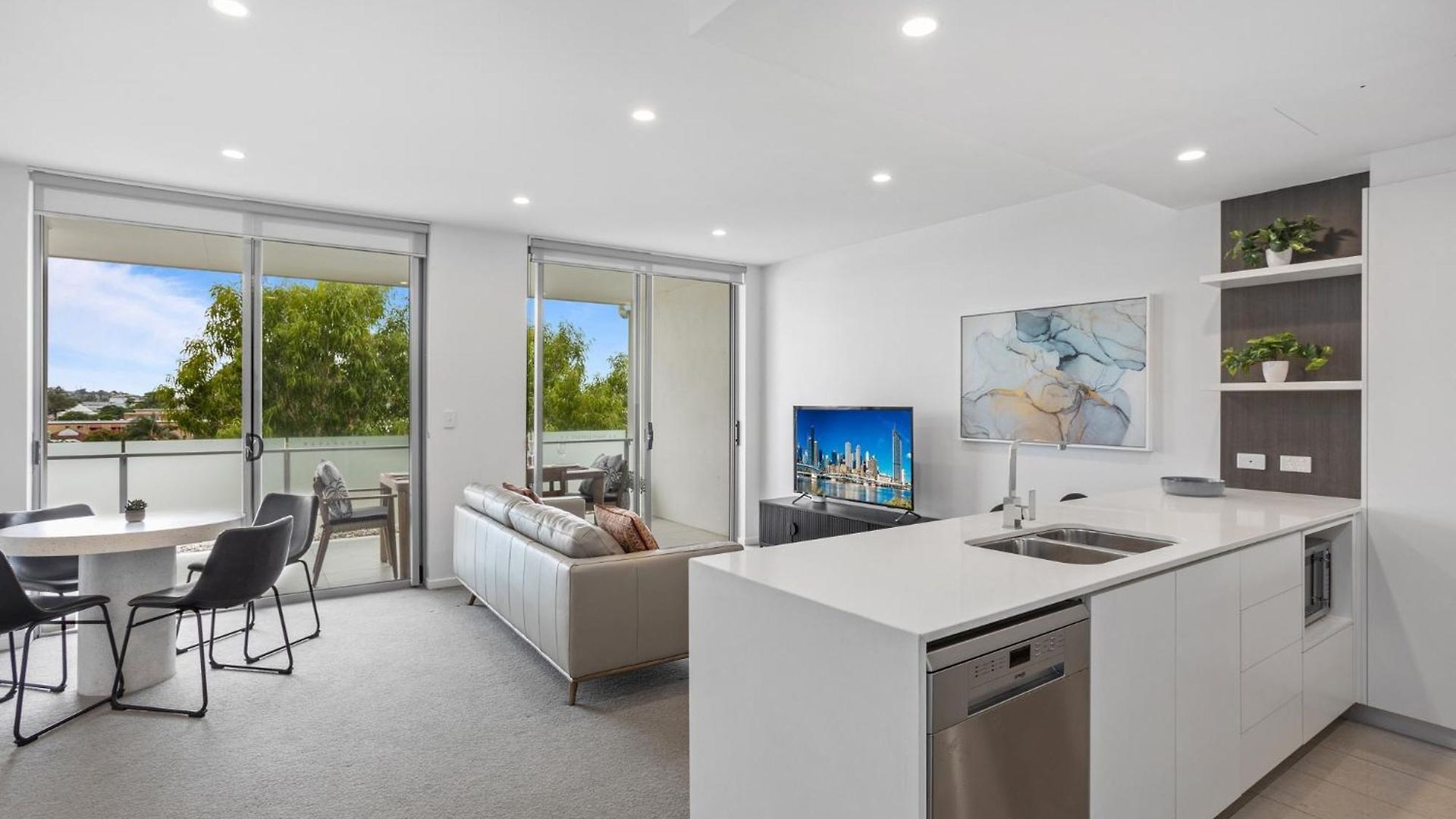 Apartment Sleek 2-bed With Balcony And Communal Bbq Area *