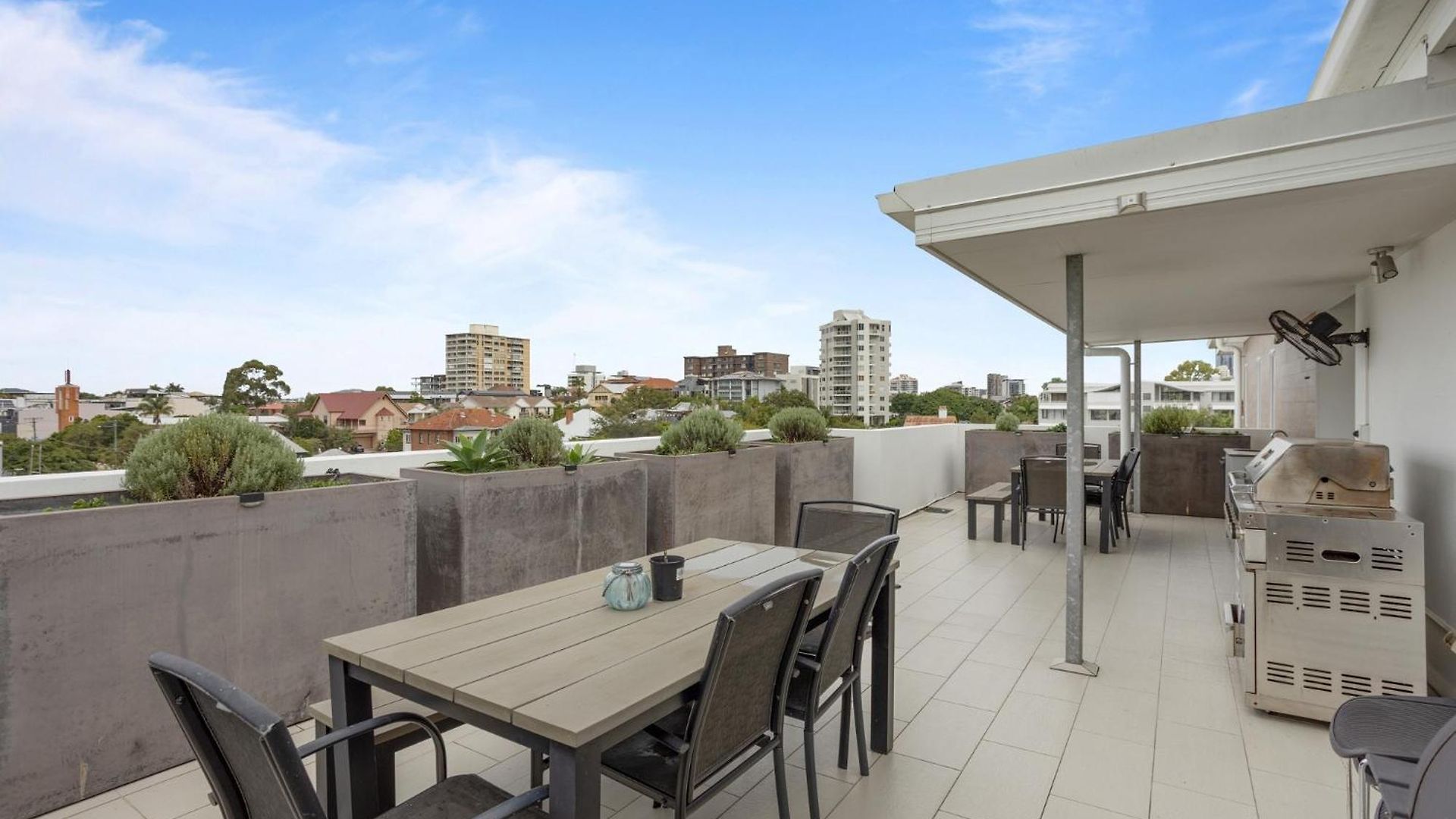 Sleek 2-bed With Balcony And Communal Bbq Area