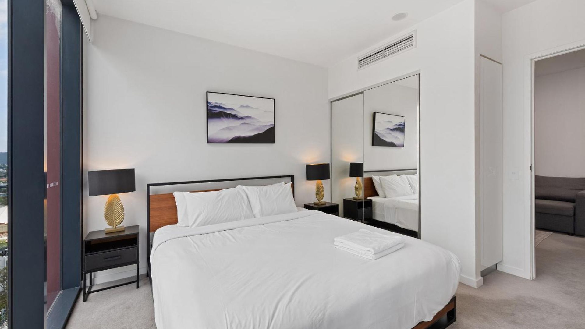 Stunning Views, Location, King Bed, Gym, Pool Apartment