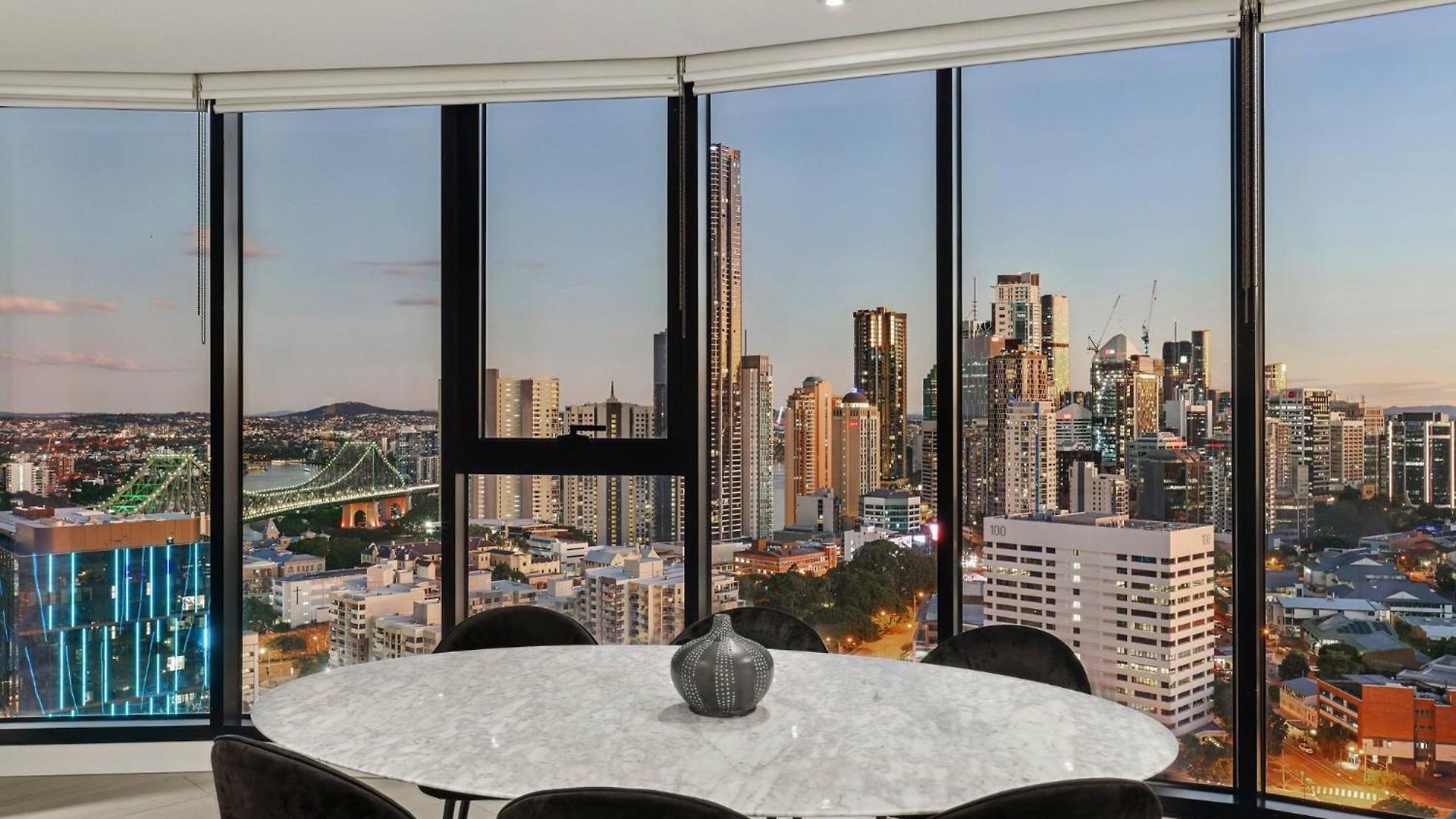 Fortitude Valley 3-bed, Floor And Bridge View *