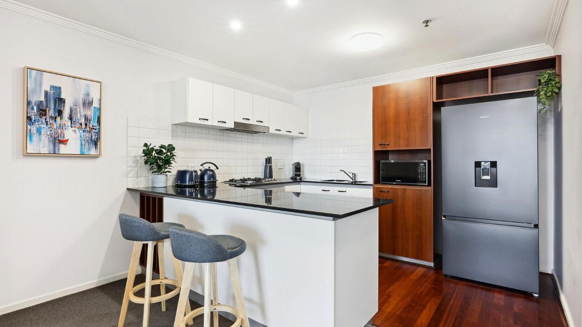 Apartment 2-bed Abode With Swimming Pool Gym & Views *