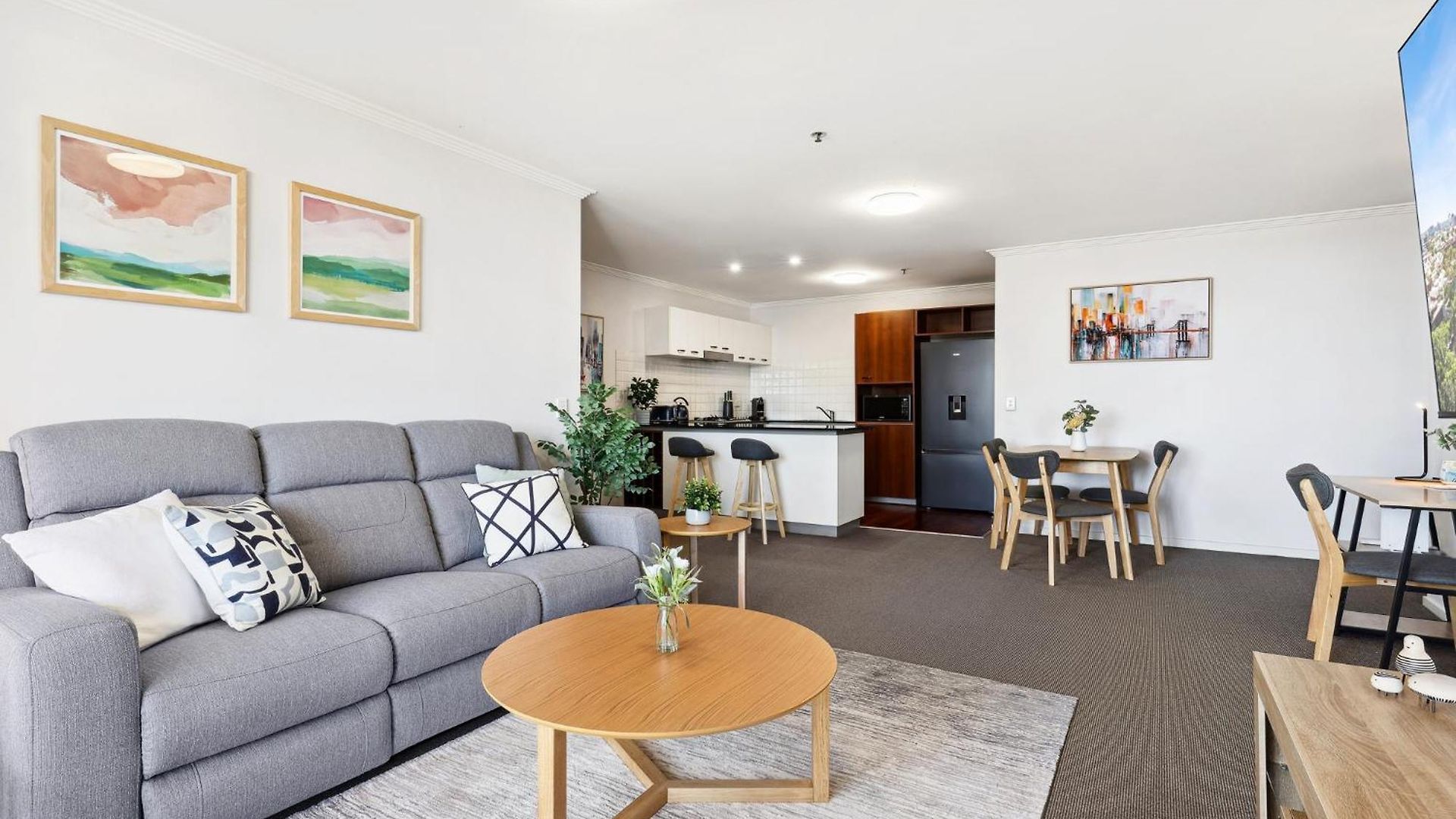 Apartment 2-bed Abode With Swimming Pool Gym & Views *
