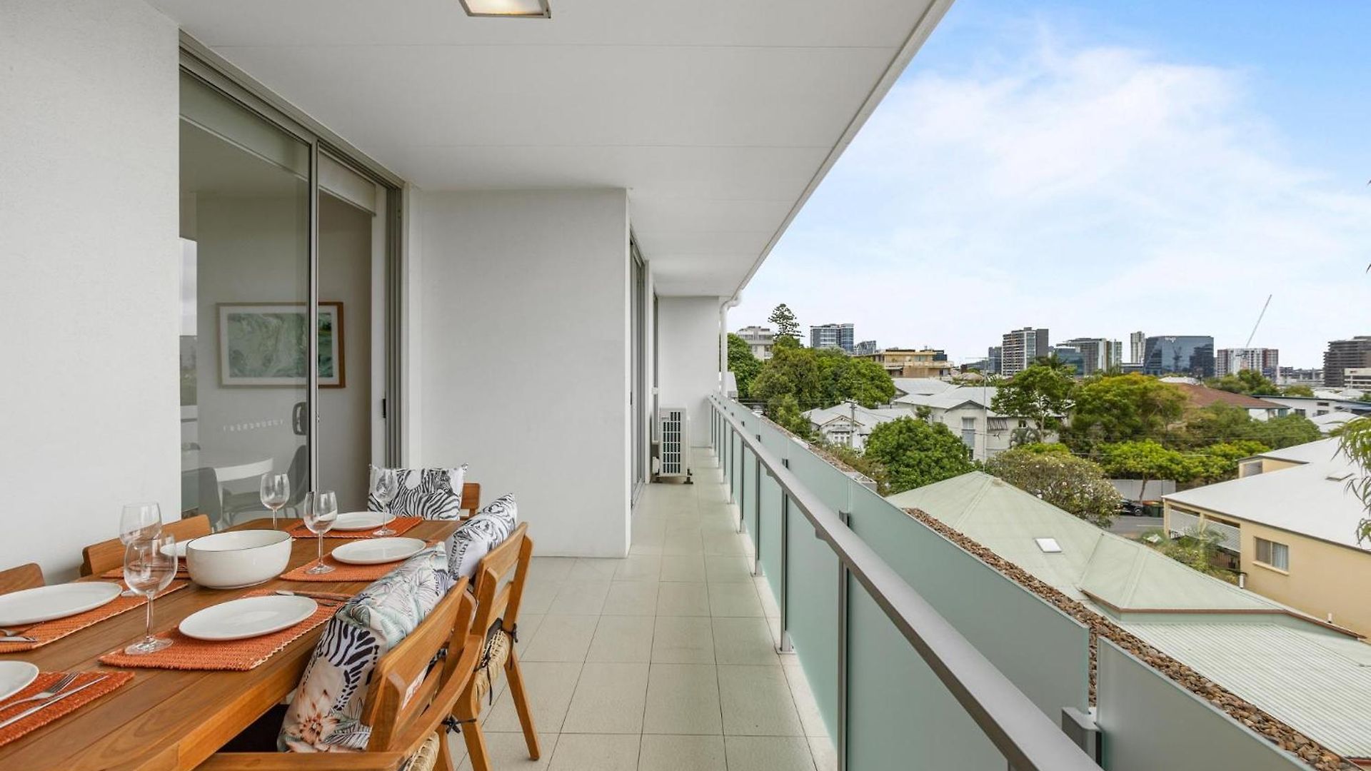 Sleek 2-bed With Balcony And Communal Bbq Area Apartment *