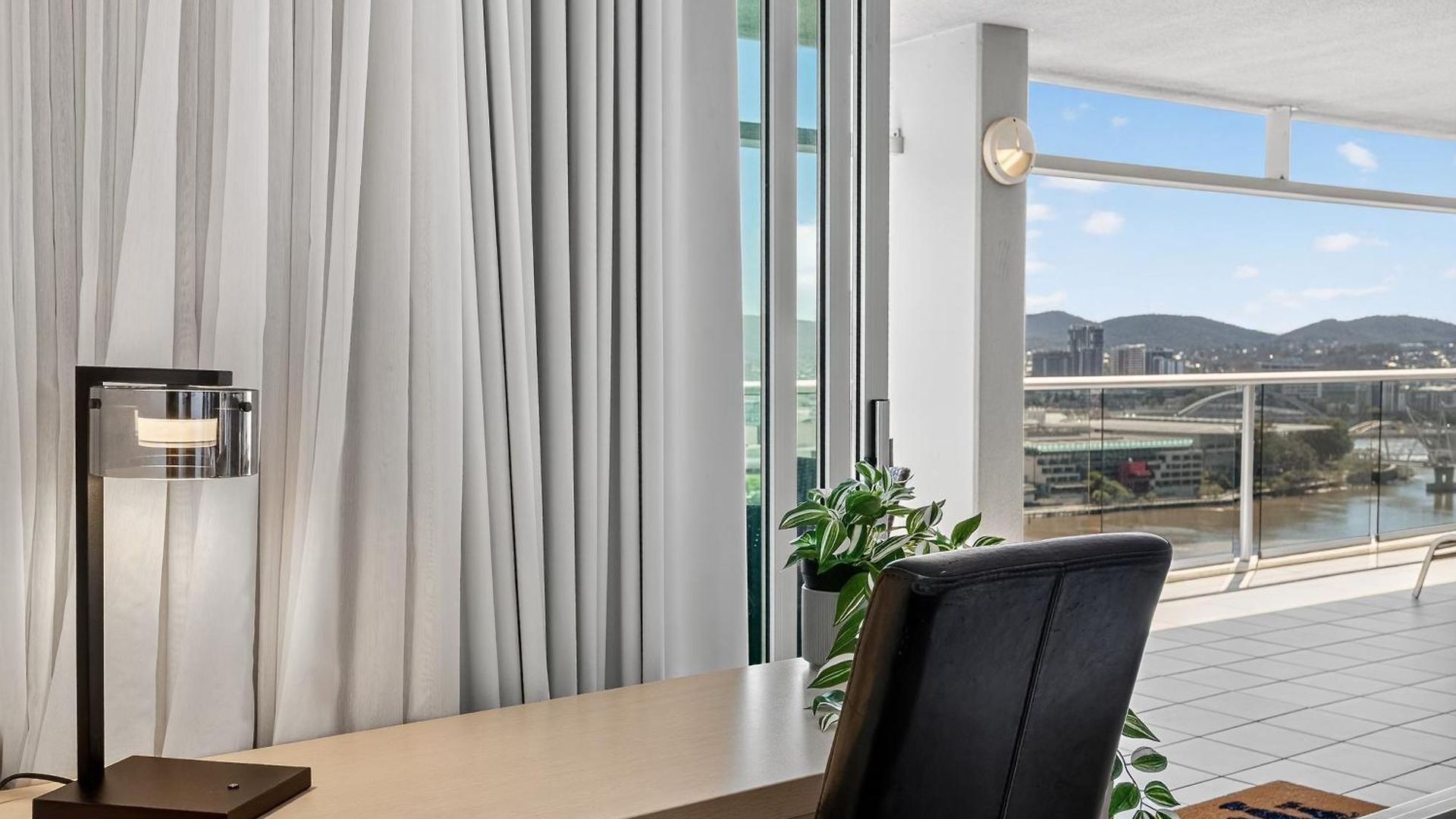 Hampton's Haven On Level 17 In Casino Towers Apartment *