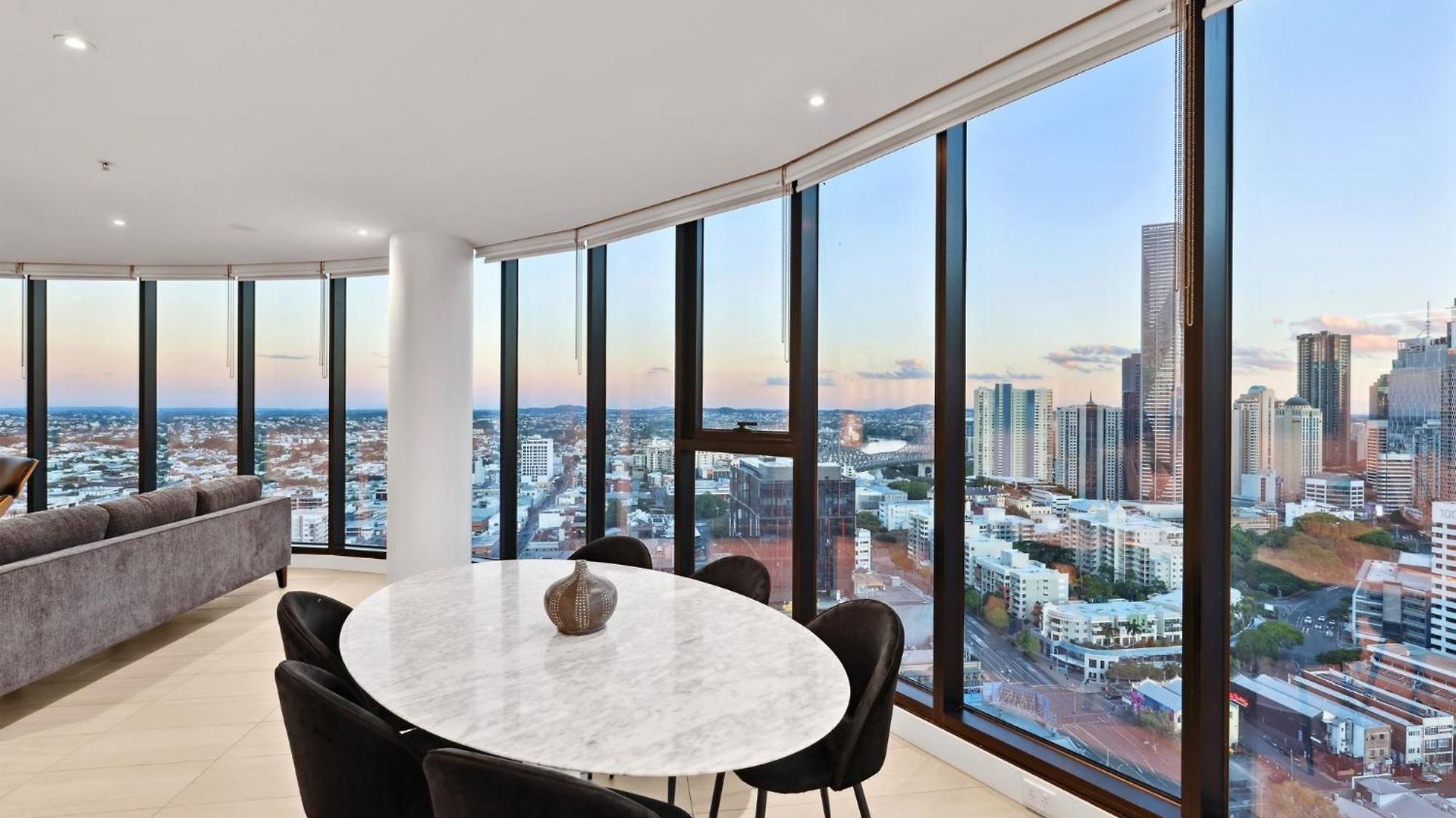 Apartment Fortitude Valley 3-bed, Floor And Bridge View *