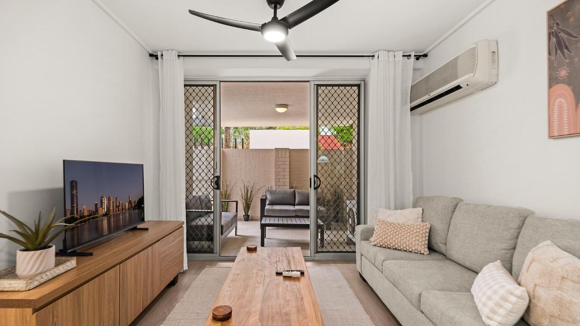 Vibrant 2-bed With Pool And Gym Access Apartment *