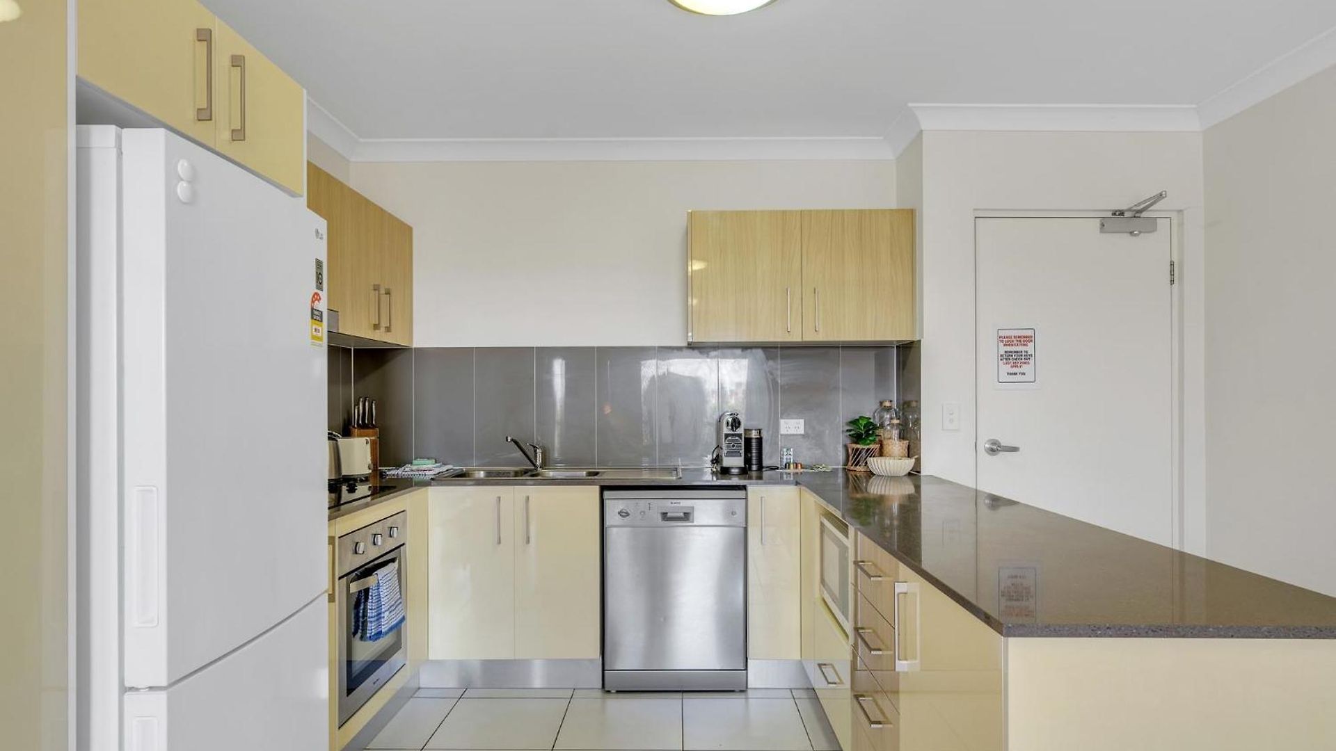 Apartment Bright 2-bed With Private Balcony & Serene View