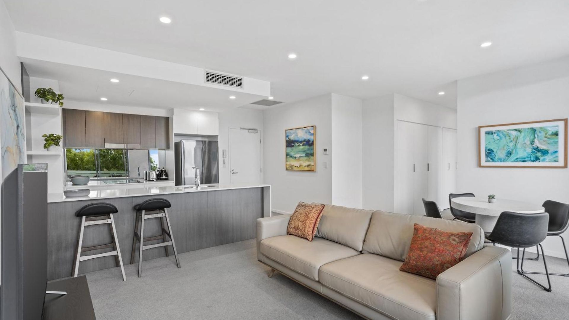 Sleek 2-bed With Balcony And Communal Bbq Area Apartment *
