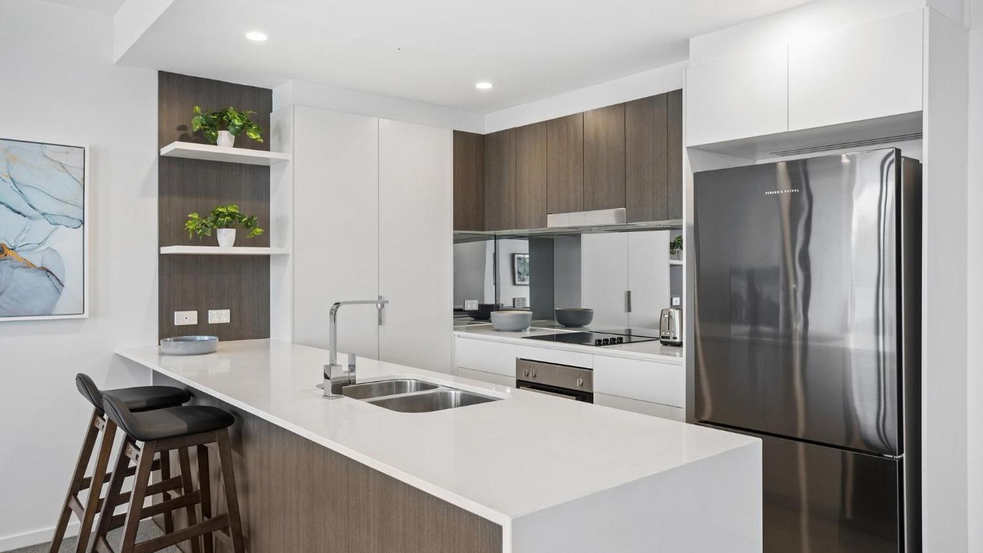 Sleek 2-bed With Balcony And Communal Bbq Area Apartment