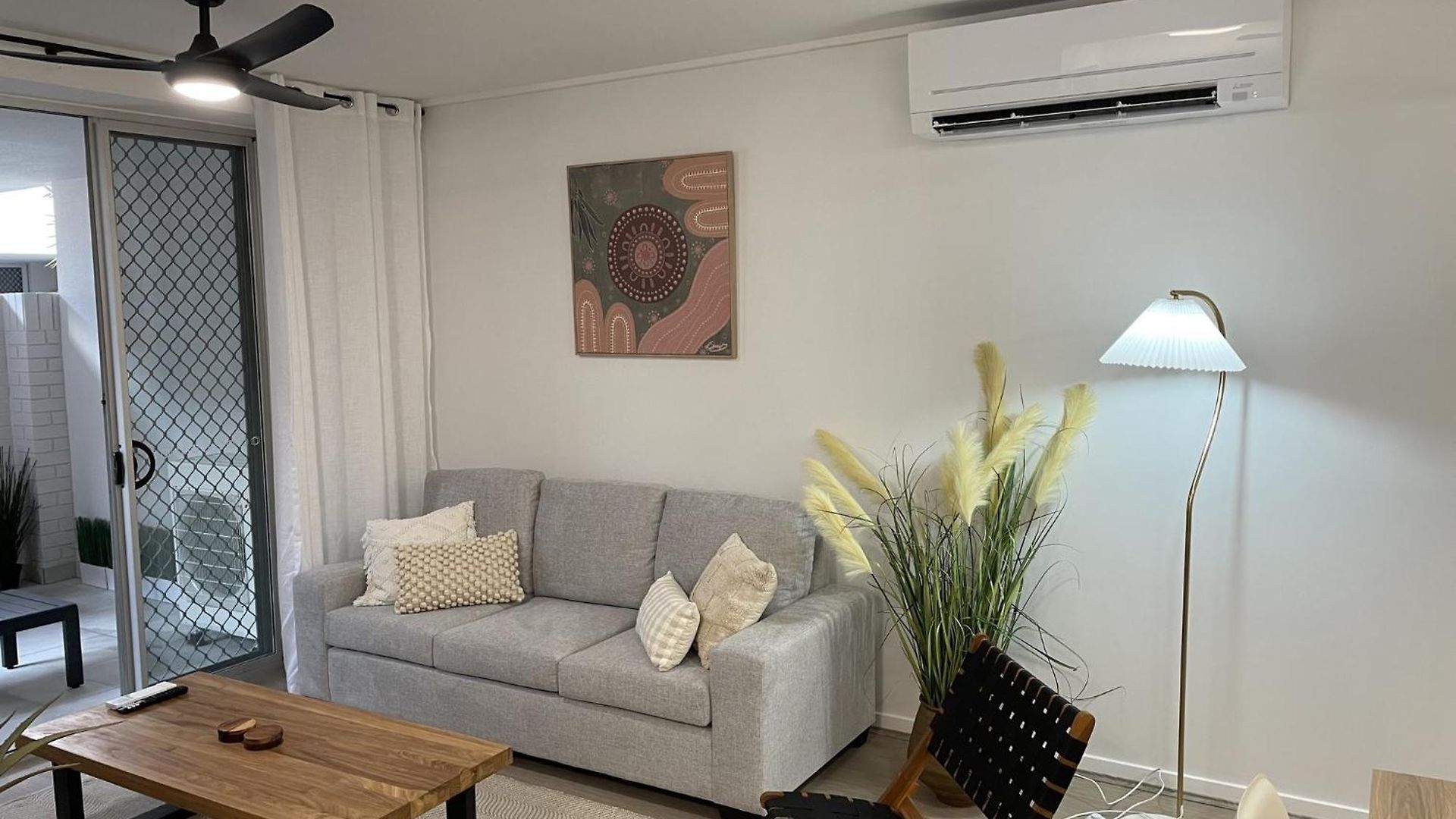 Apartment Vibrant 2-bed With Pool And Gym Access