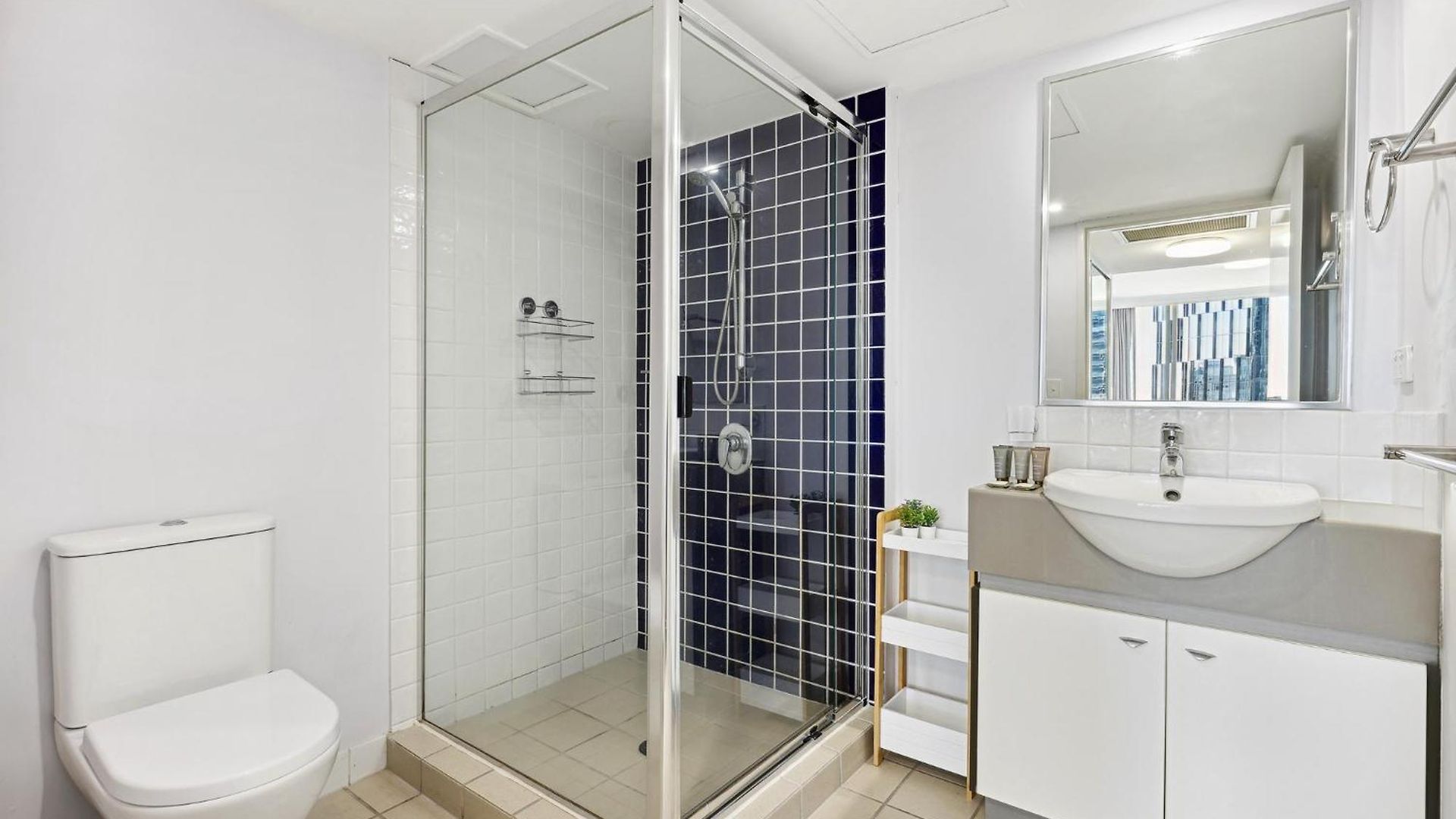 2-bed Abode With Swimming Pool Gym & Views Apartment