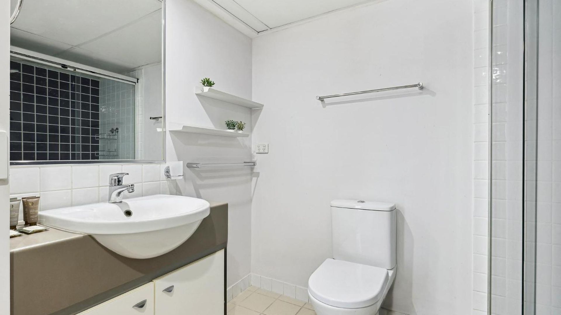 2-bed Abode With Swimming Pool Gym & Views Brisbane